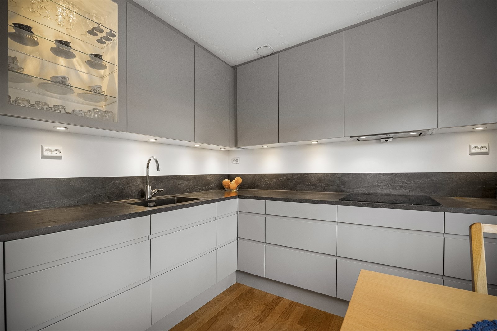 Delikat kjøkken nytt i 2018. Integrerte hvitevarer. Galleribilde