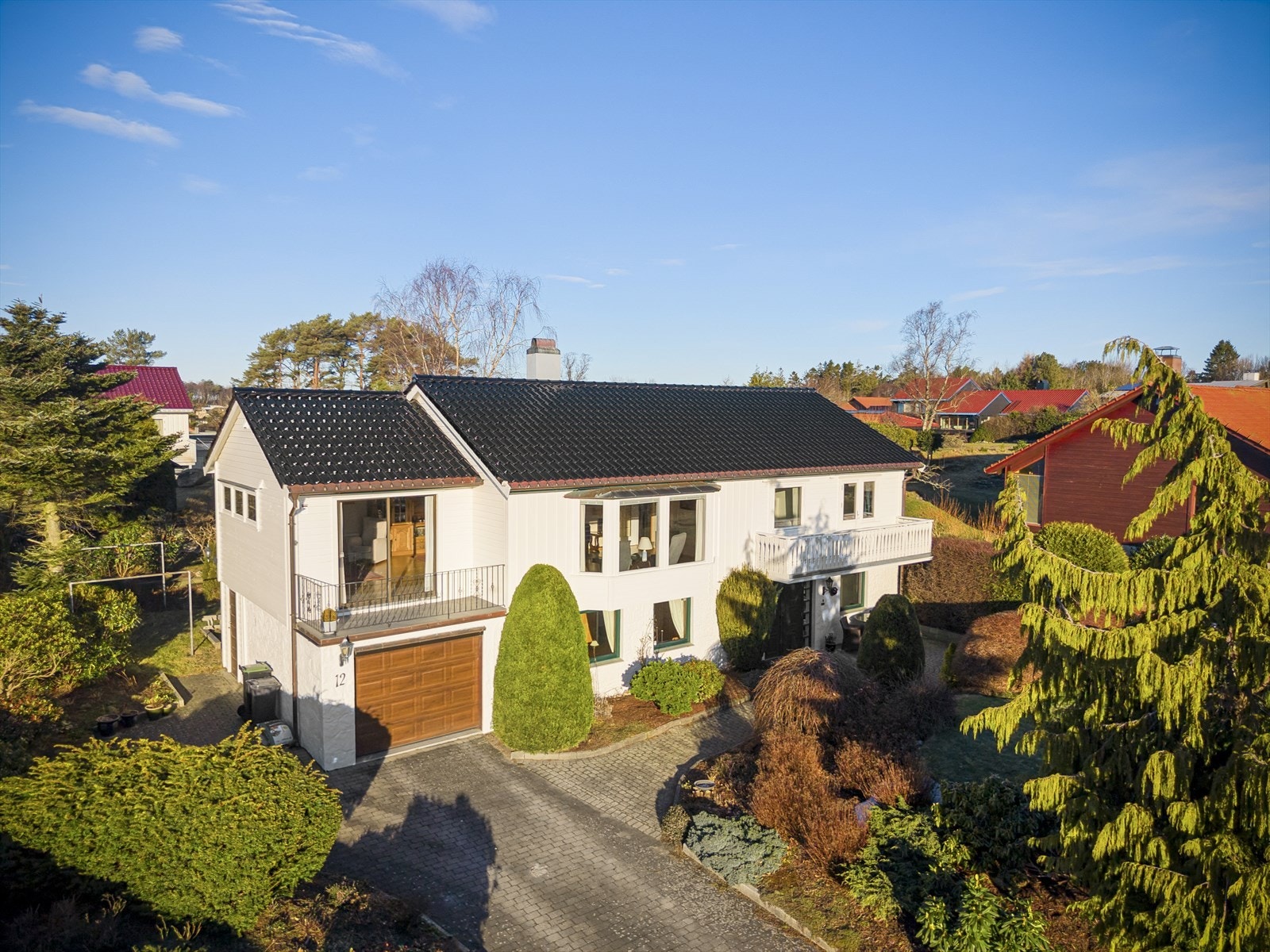 Tak og undertak er nytt i 2017. Pent kjøkken fra 2018. Vv-bereder fra 2017. Oppgradert sikringsskap med aut. sikringer. Eller eldre standard hvor modernisering etter eget ønske og behov kan påregnes. Galleribilde