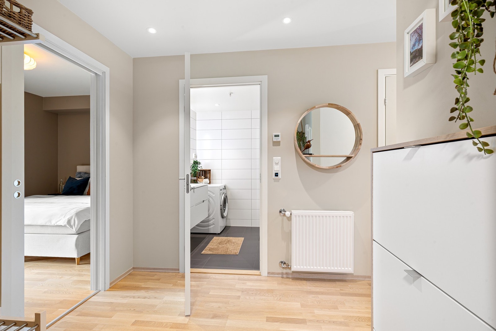 Fra inngangspartiet får baderommet første dør rett fram. Galleribilde