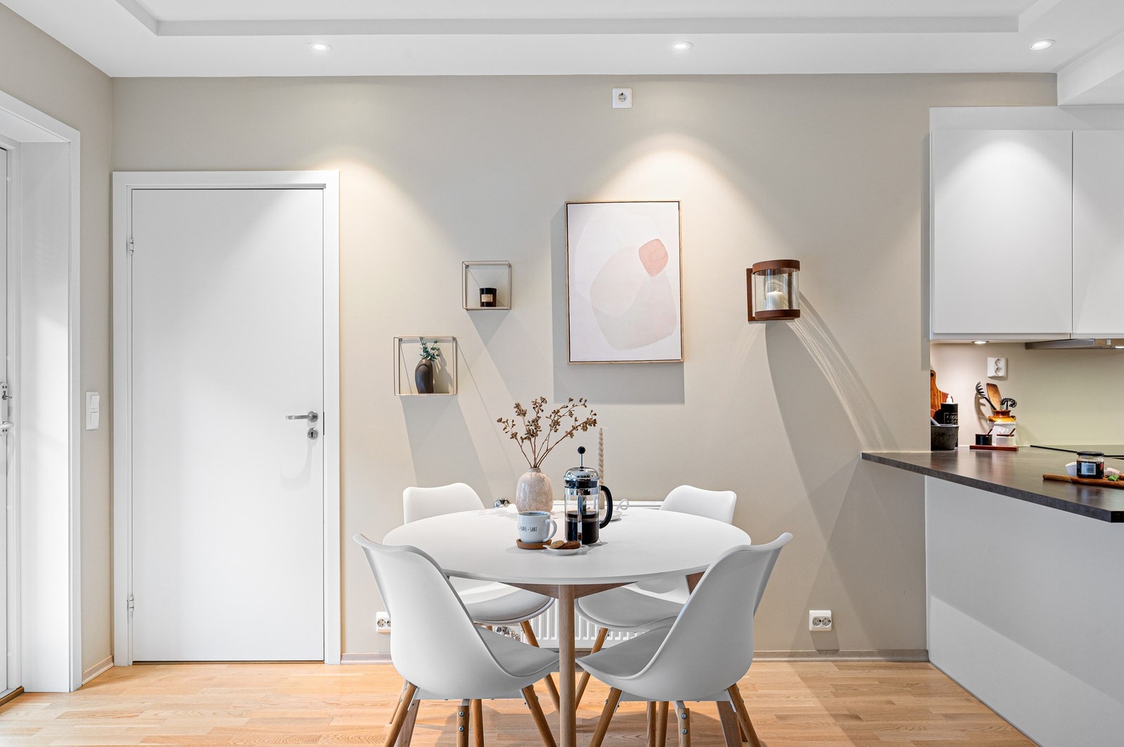 Spiseseksjonen finner sin naturlige plassering mellom kjøkken og inngang til soverom nr. 2. Galleribilde