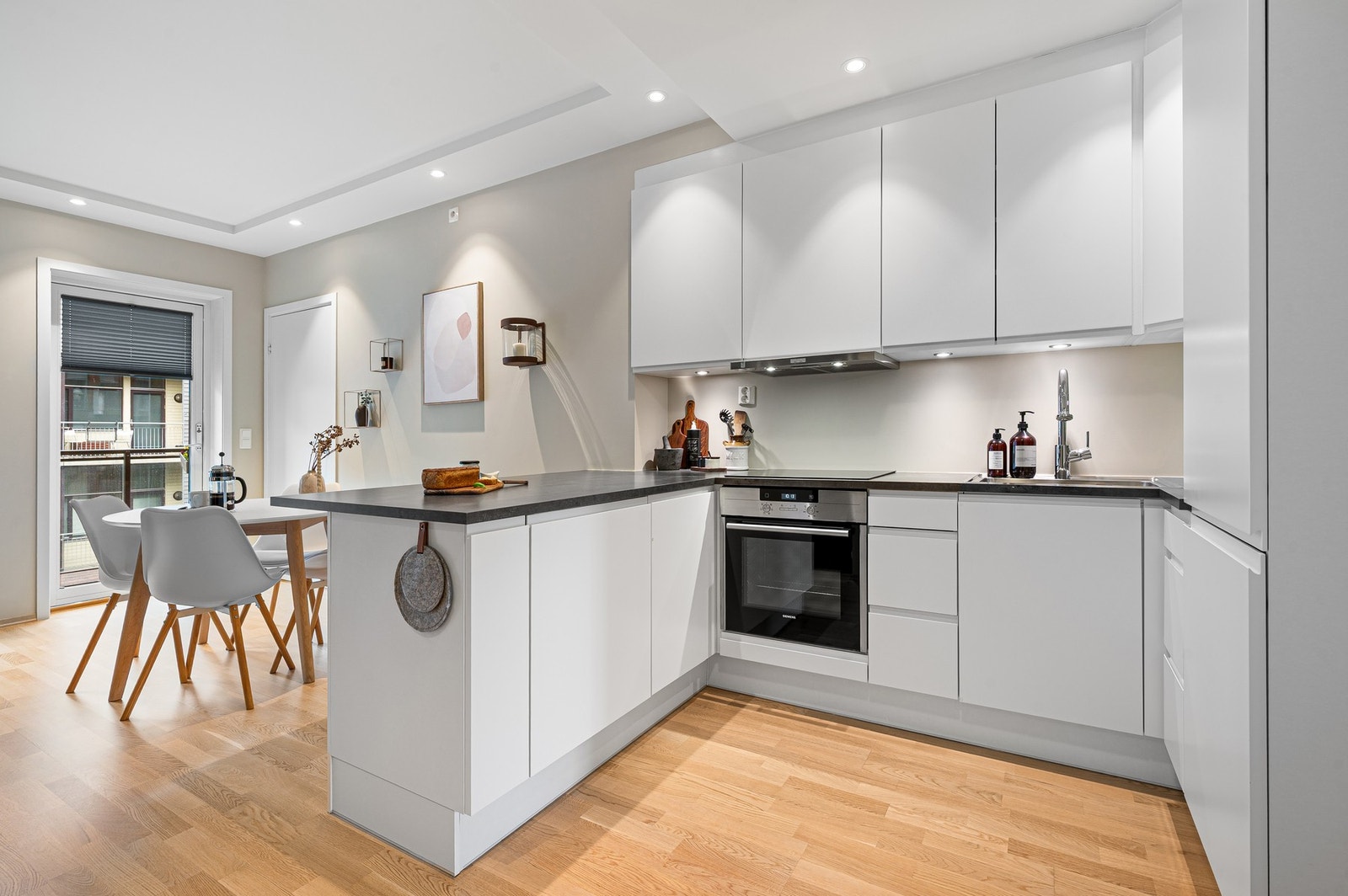 Pent kjøkken fra byggeår (2018). Galleribilde