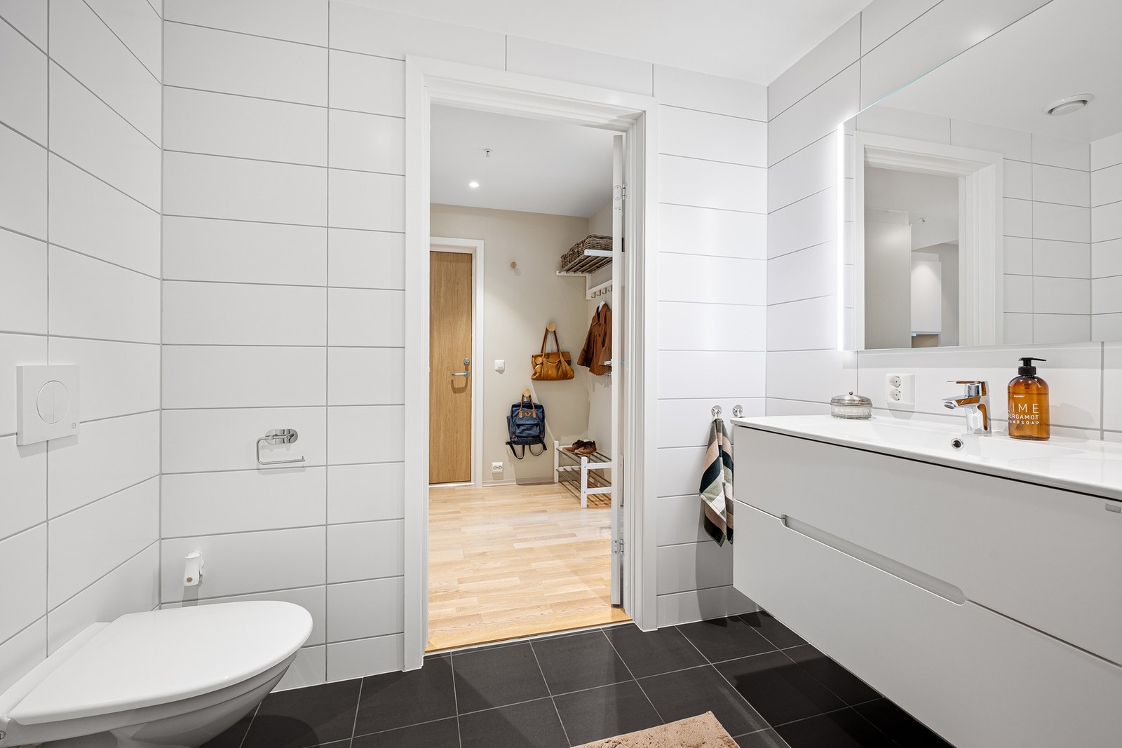 Badet har varme i gulv og framstår uten vesentlige avvik i rapporten fra takstmann. Galleribilde