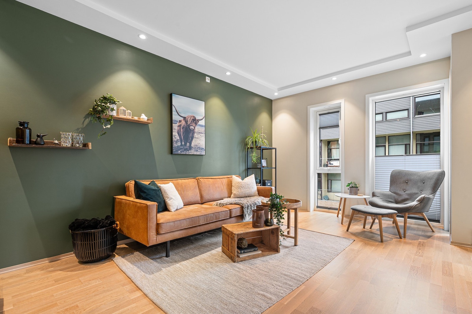 De store vindusflatene gir rikelig med naturlig lys og dette bidrar til en behagelig atmosfære i hele leiligheten. Galleribilde