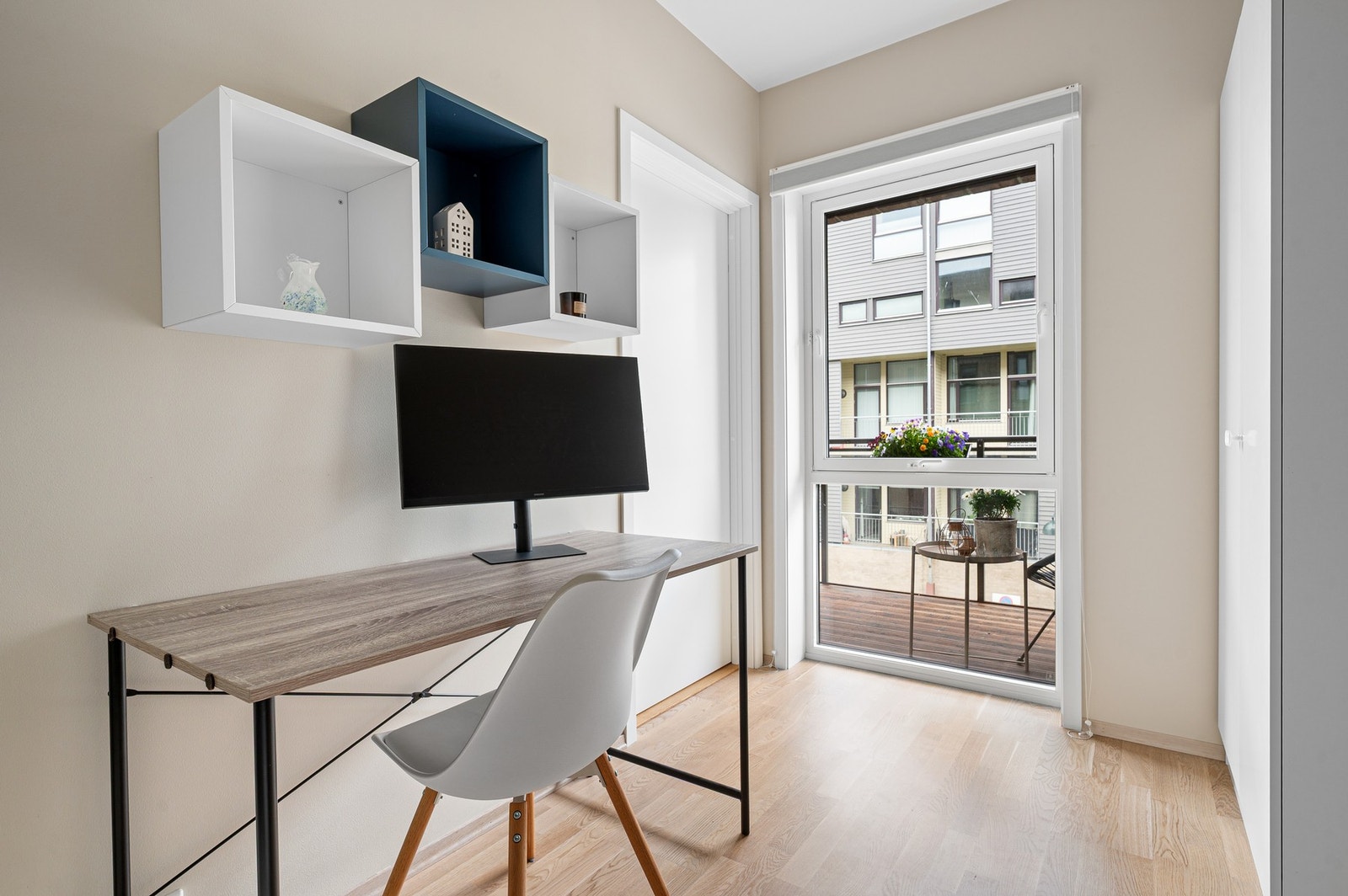 Rommet er av dagens eiere / leietakere benyttet som et hjemmekontor. Galleribilde