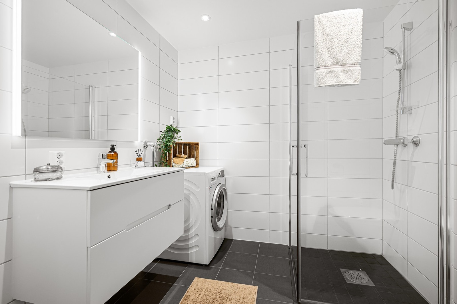 Delikat flislagt bad fra byggeår (2018) med opplegg til vaskemaskin. Galleribilde