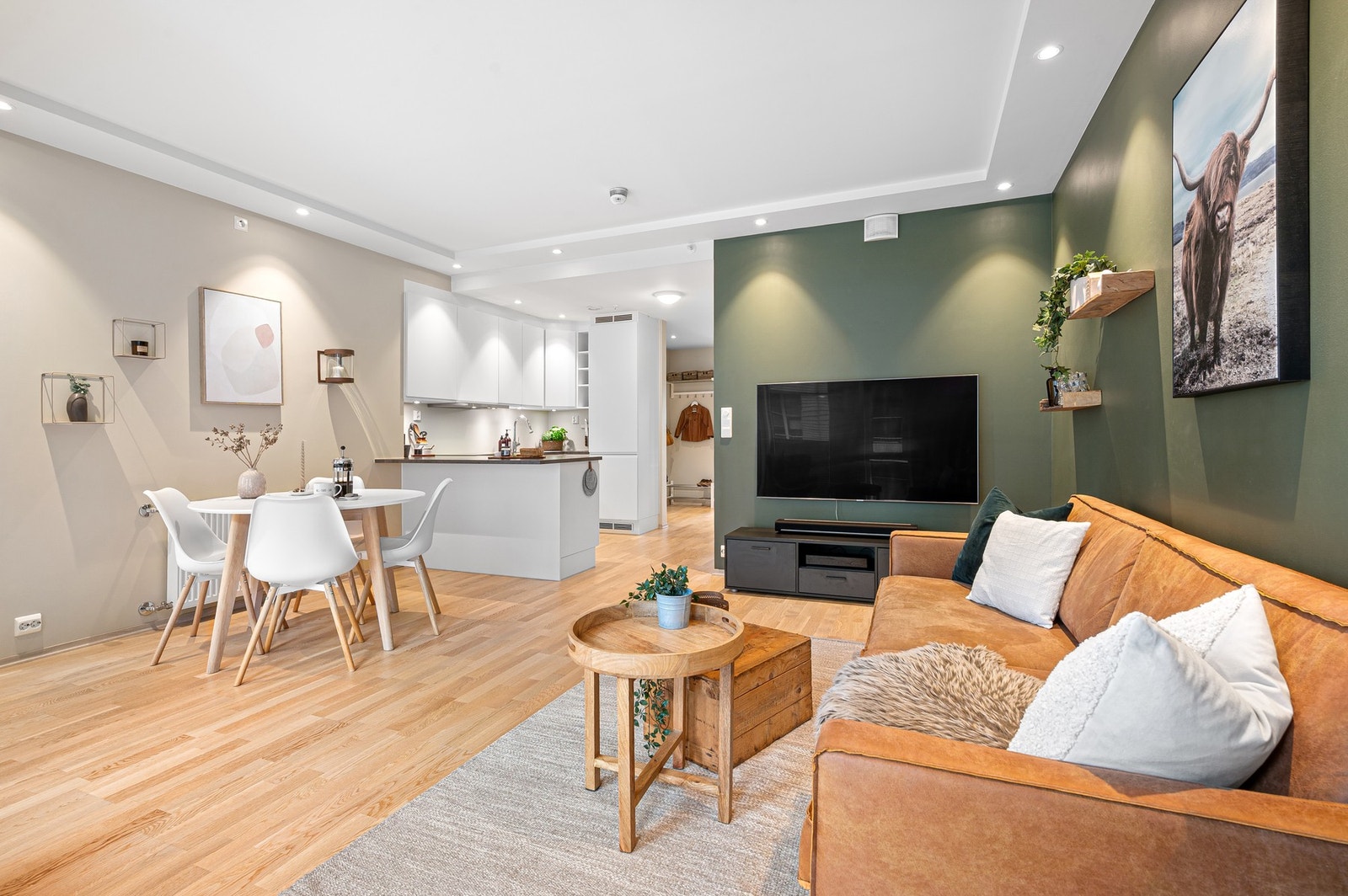 Leiligheten har en åpen løsning mellom kjøkken og stue på ca. 29 kvadratmeter. Galleribilde