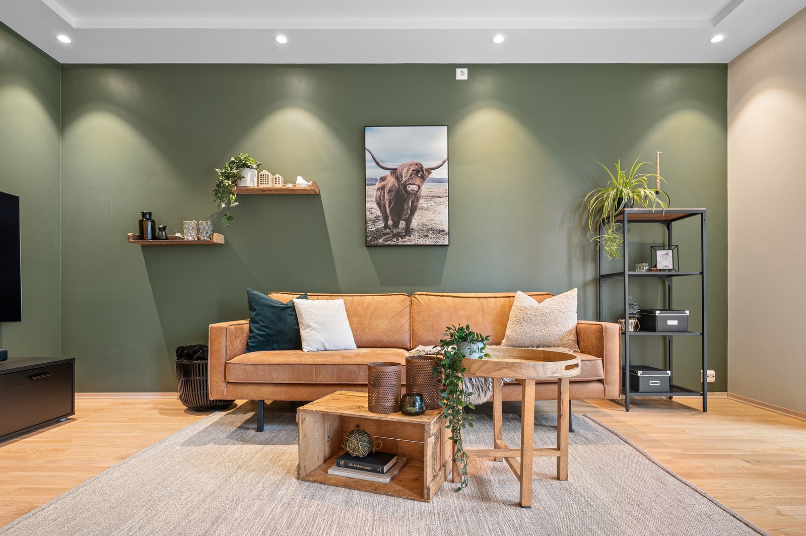 Den praktiske planløsningen gir ypperlige møbleringsmuligheter for både sofagruppe og TV-bord. Galleribilde