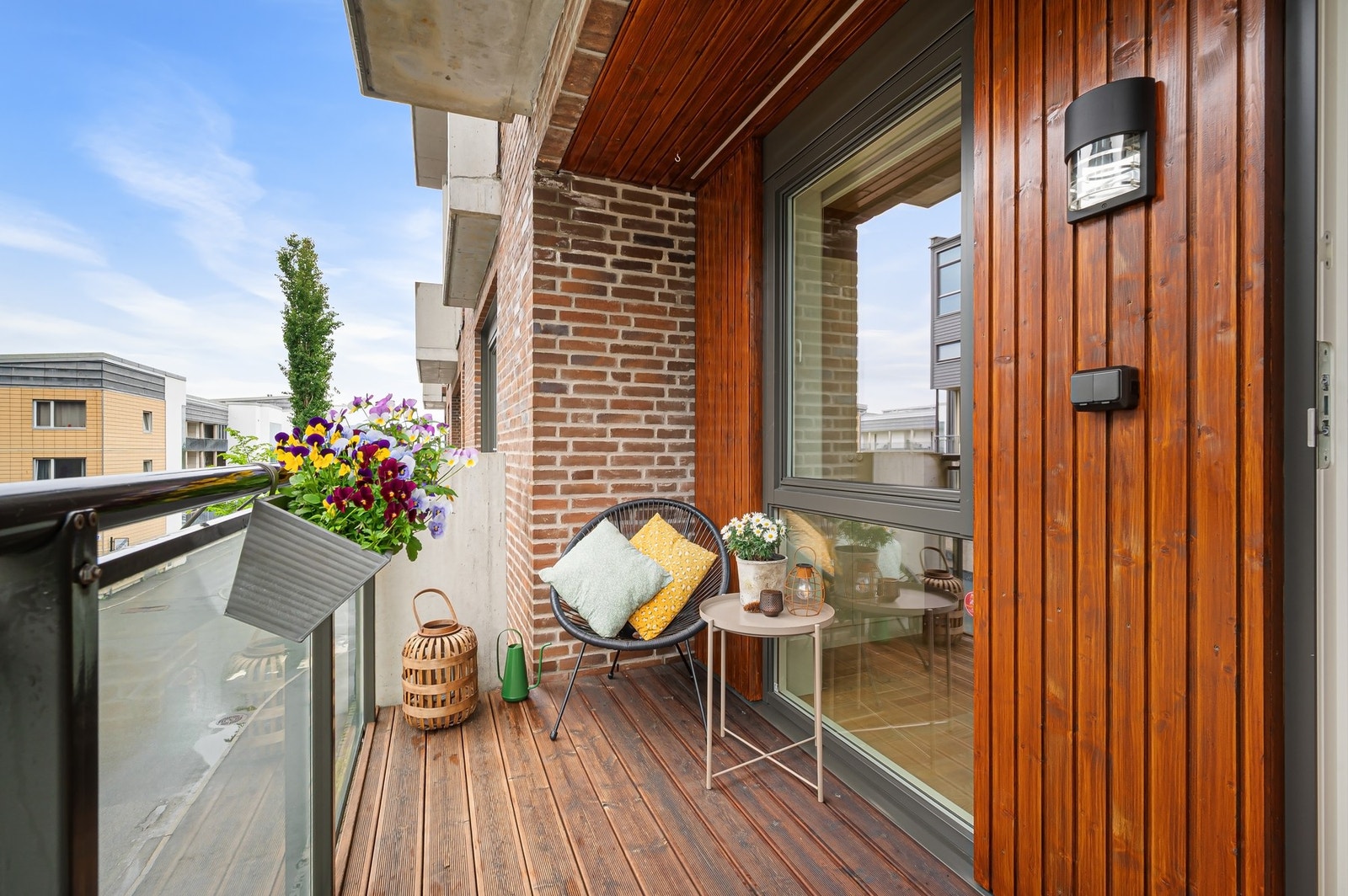 Balkongen har ettermiddagssol på sommerstid. Galleribilde