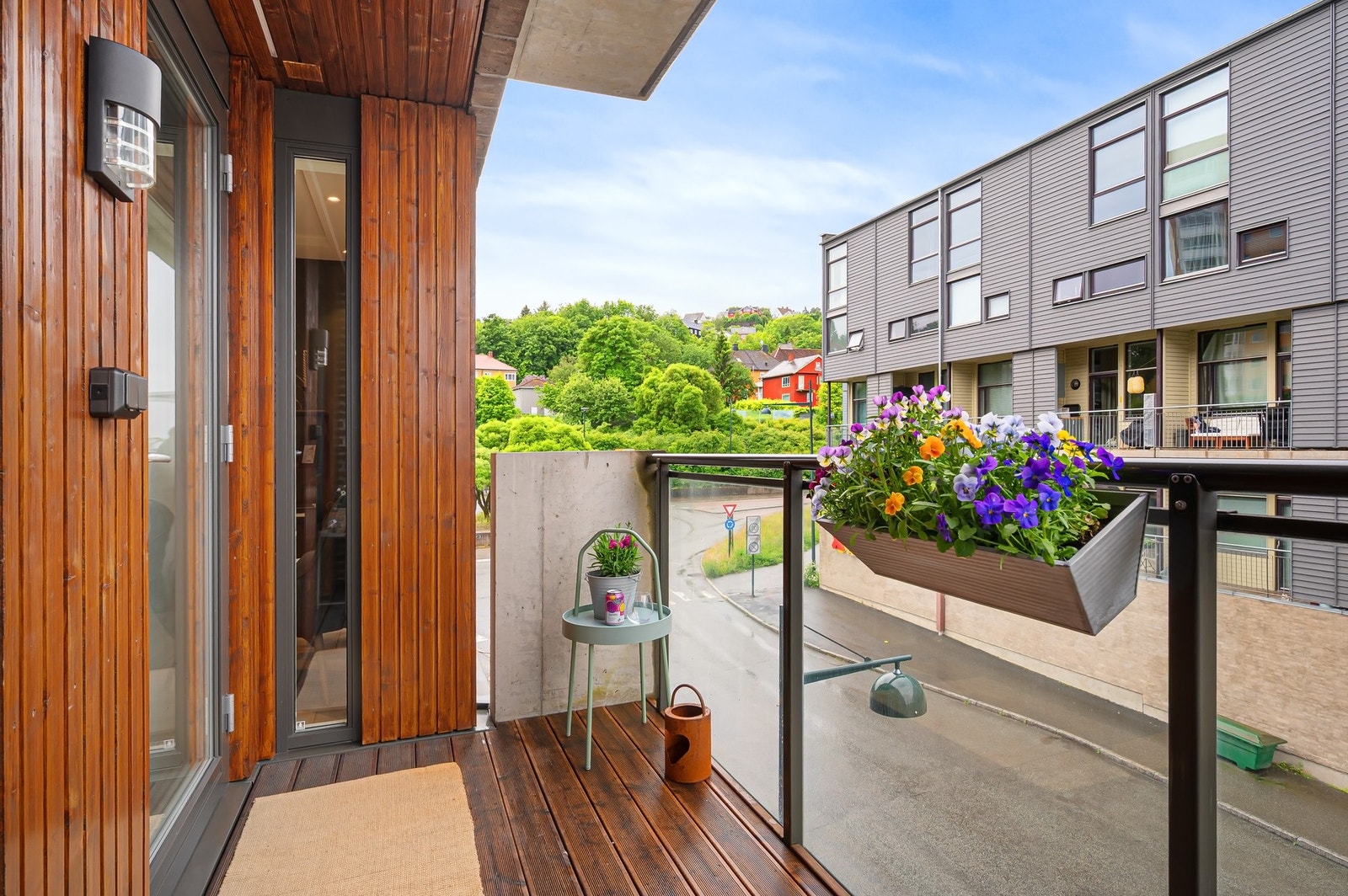 Her er det plass til både utemøblement og grillutstyr. Galleribilde