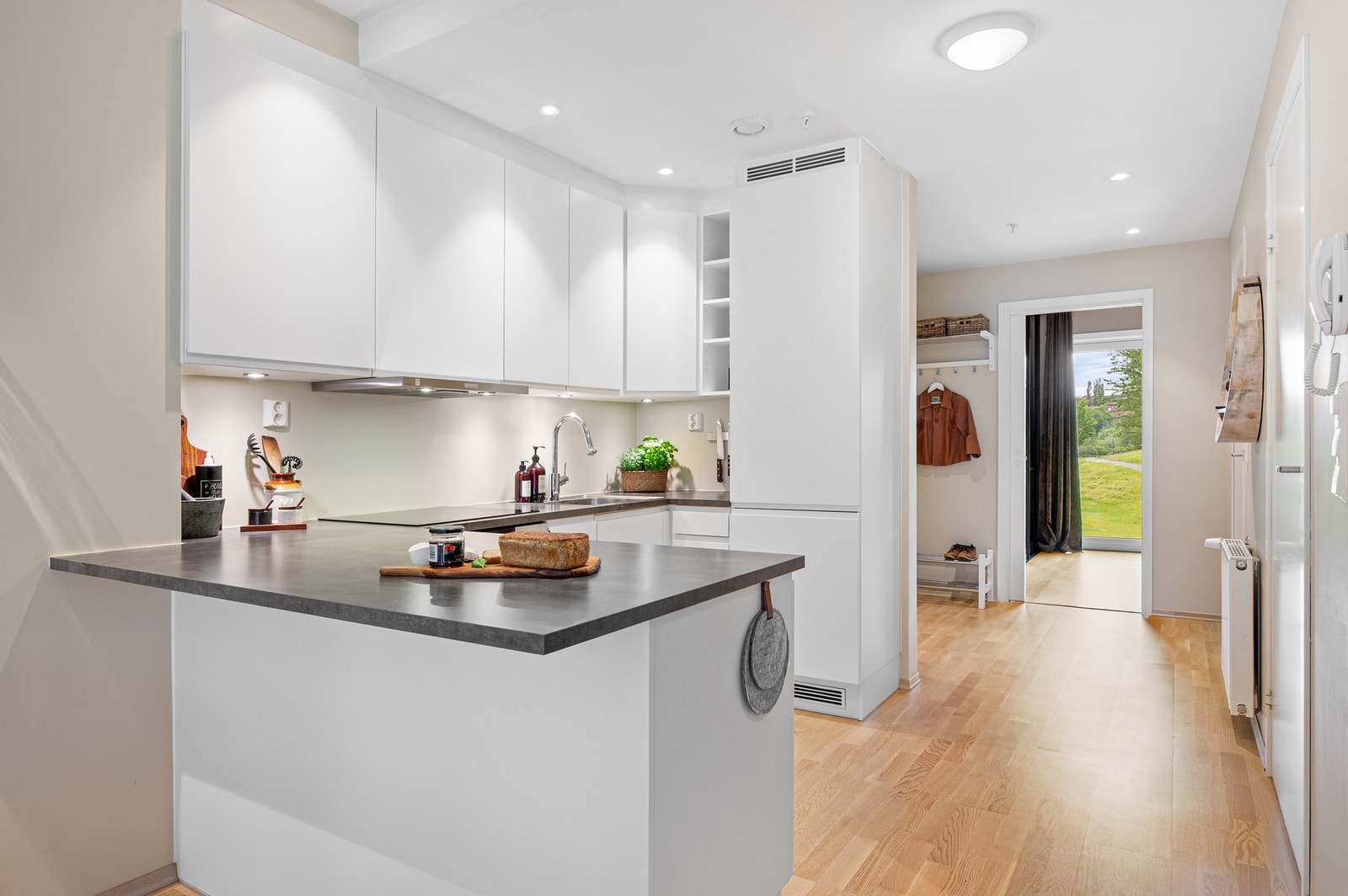 Kjøkkenet har bra med både skap- og benkeplass. Galleribilde