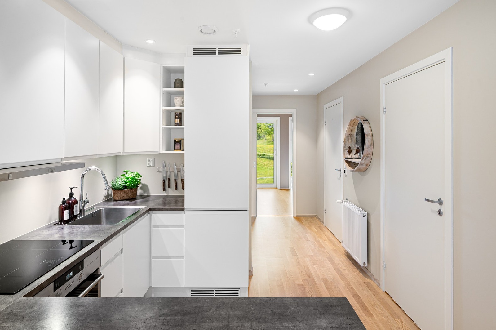 Kjøkkenet har integrerte hvitevarer som stekeovn, oppvaskmaskin og kjøle/fryseskap. Galleribilde