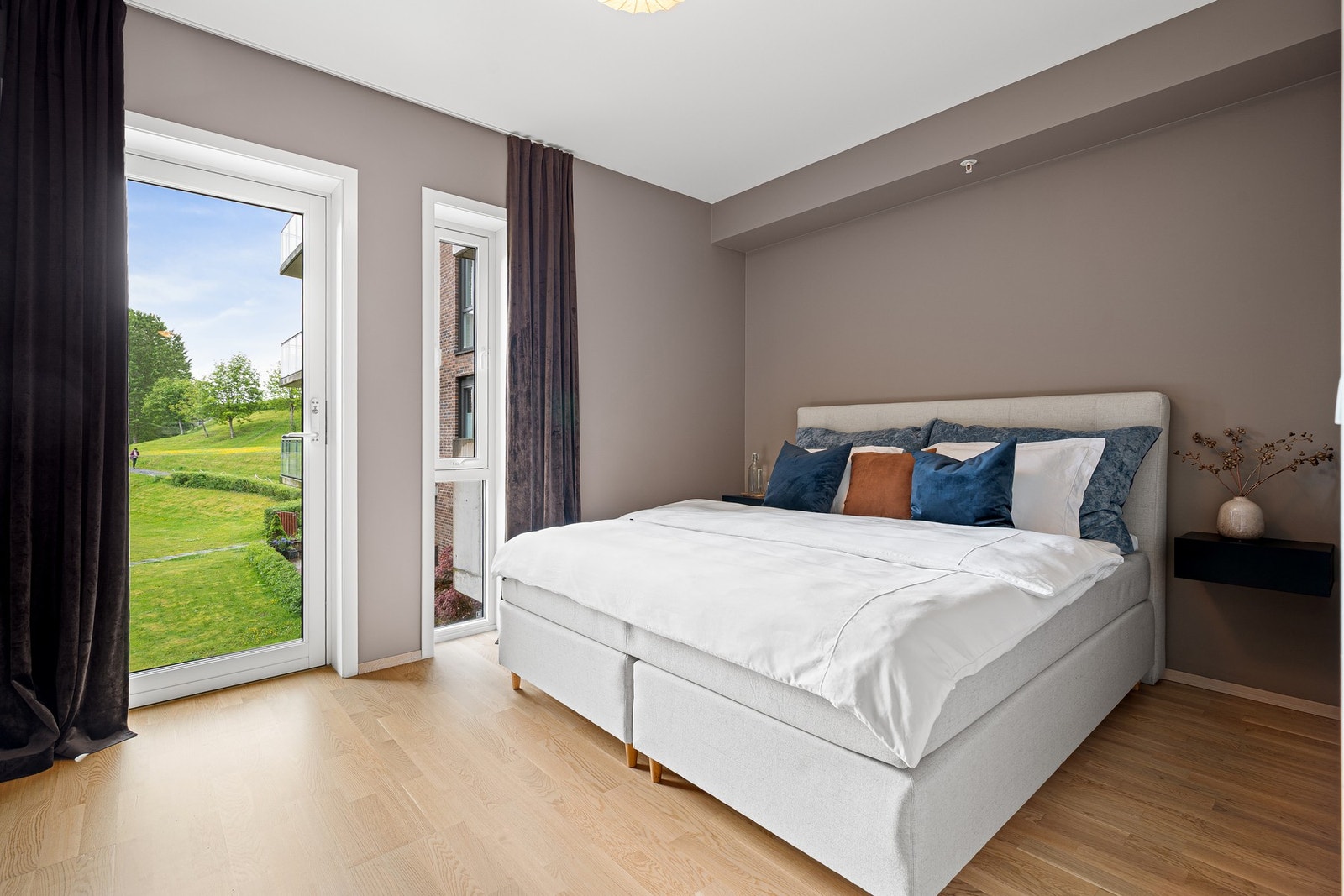 Det største soverommet er på ca. 13 kvadratmeter og godt med plass til både dobbeltseng og nattbord. Galleribilde