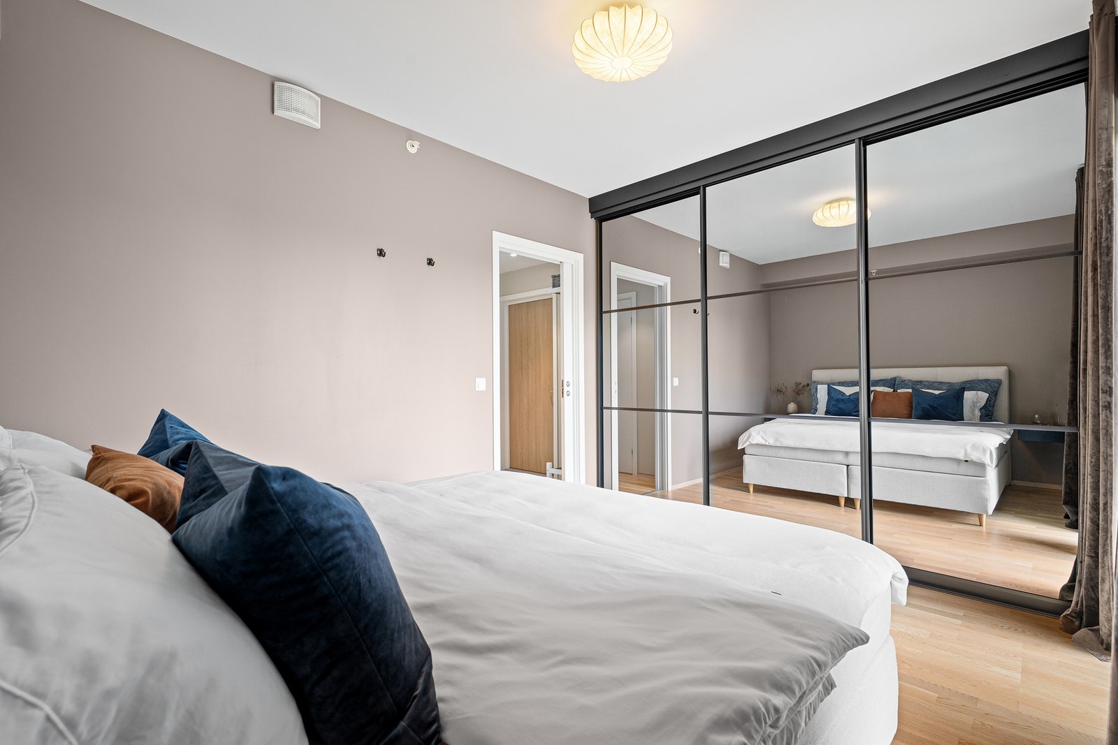 Skyvedørsgarderoben medfølger naturligvis handelen. Galleribilde