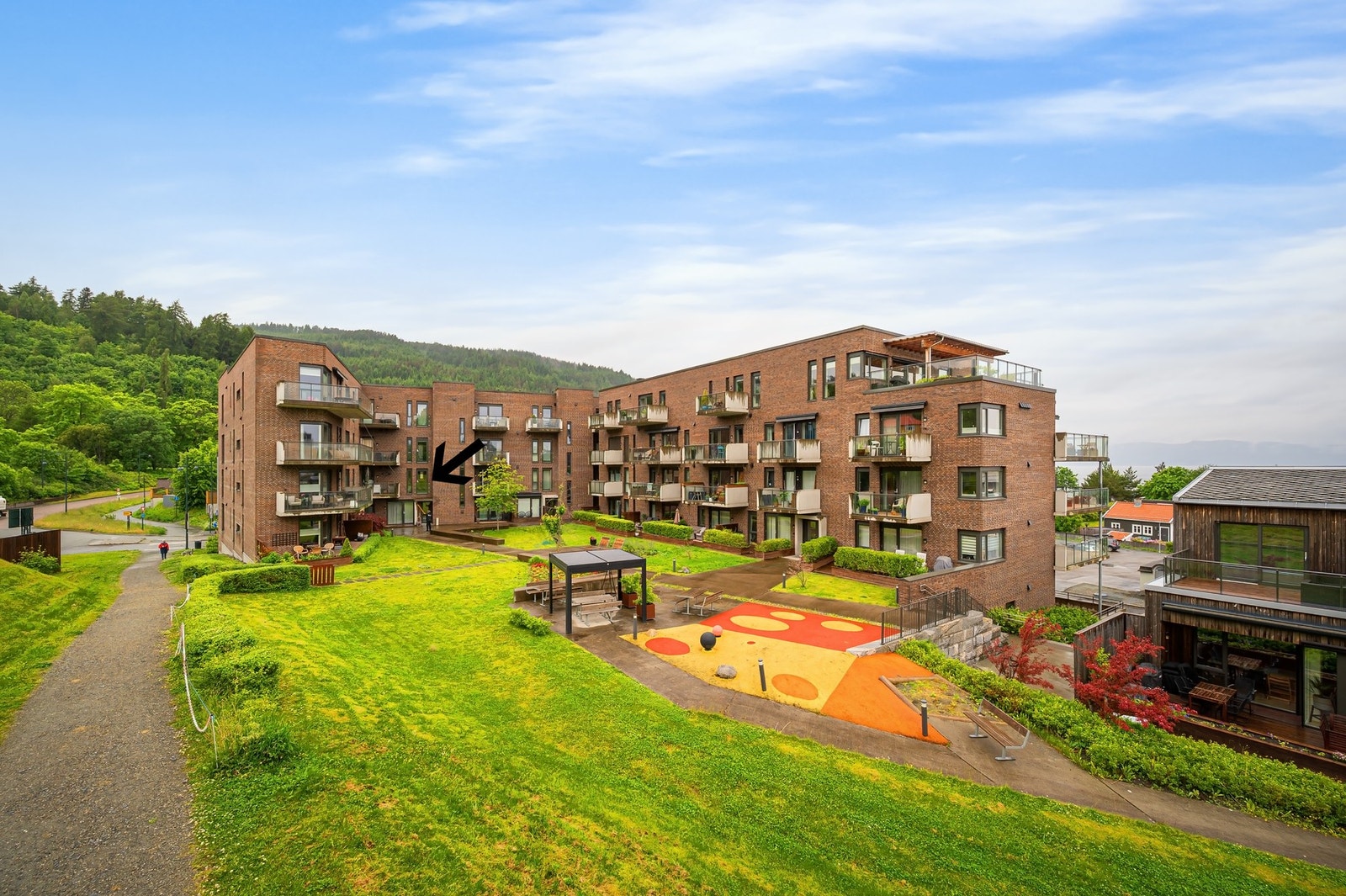 Sameiet har en nydelig felles bakgård som fritt kan benyttes av alle beboere. Galleribilde