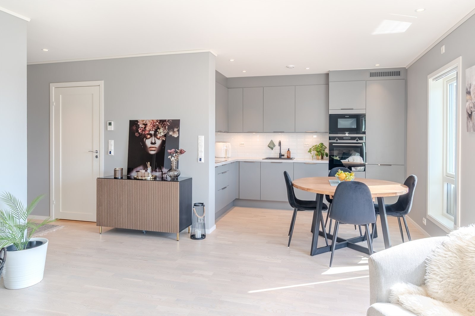 Delikat HTH kjøkken med integrerte hvitevarer og rikelig med skapplass Galleribilde