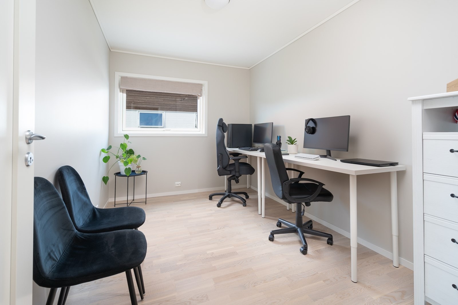 Romslig soverom med god plass til seng og skap Galleribilde