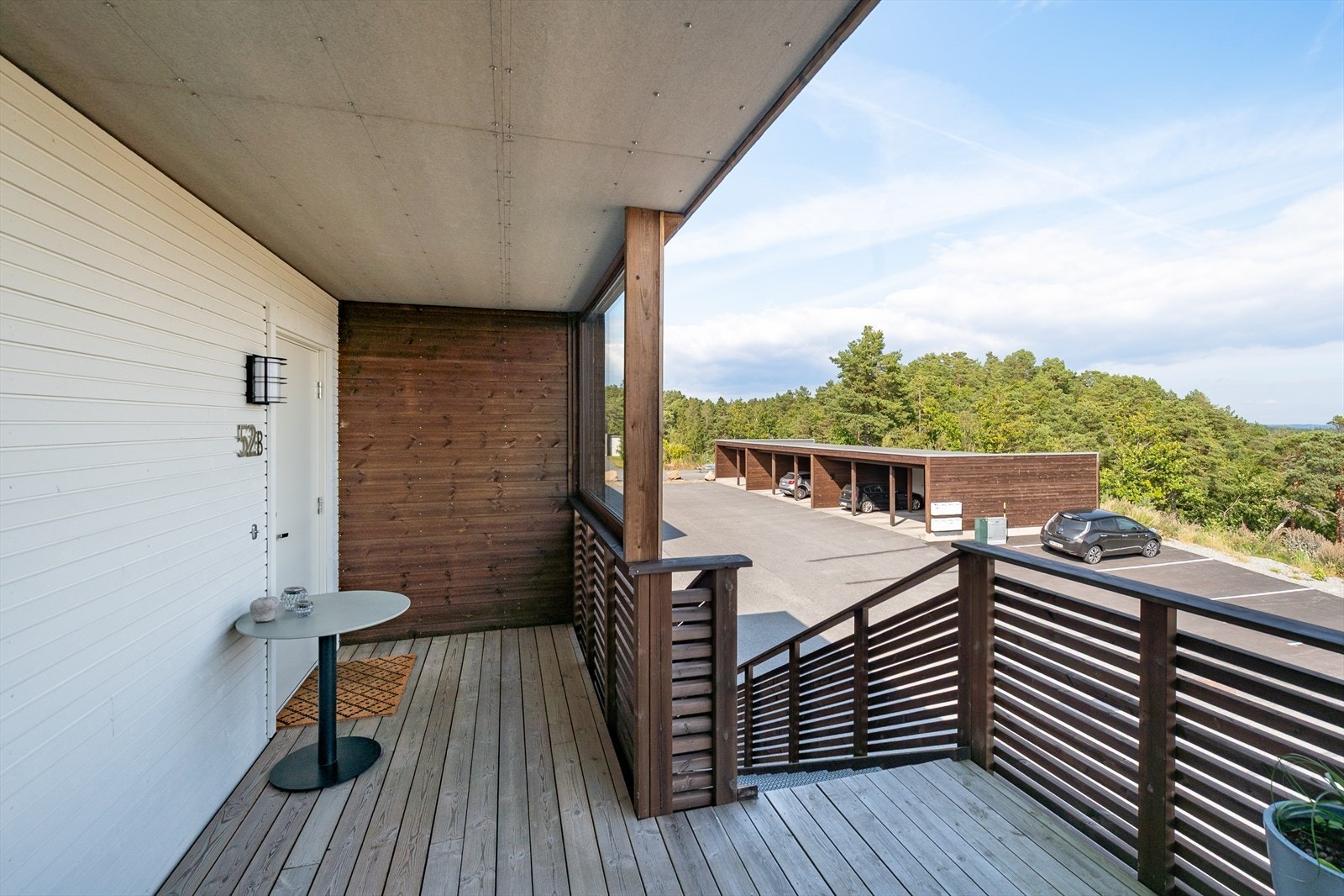 Praktisk overbygget inngangsparti. Bygget ligger helt i enden av boligfeltet med utsyn mot landlige omgivelser Galleribilde