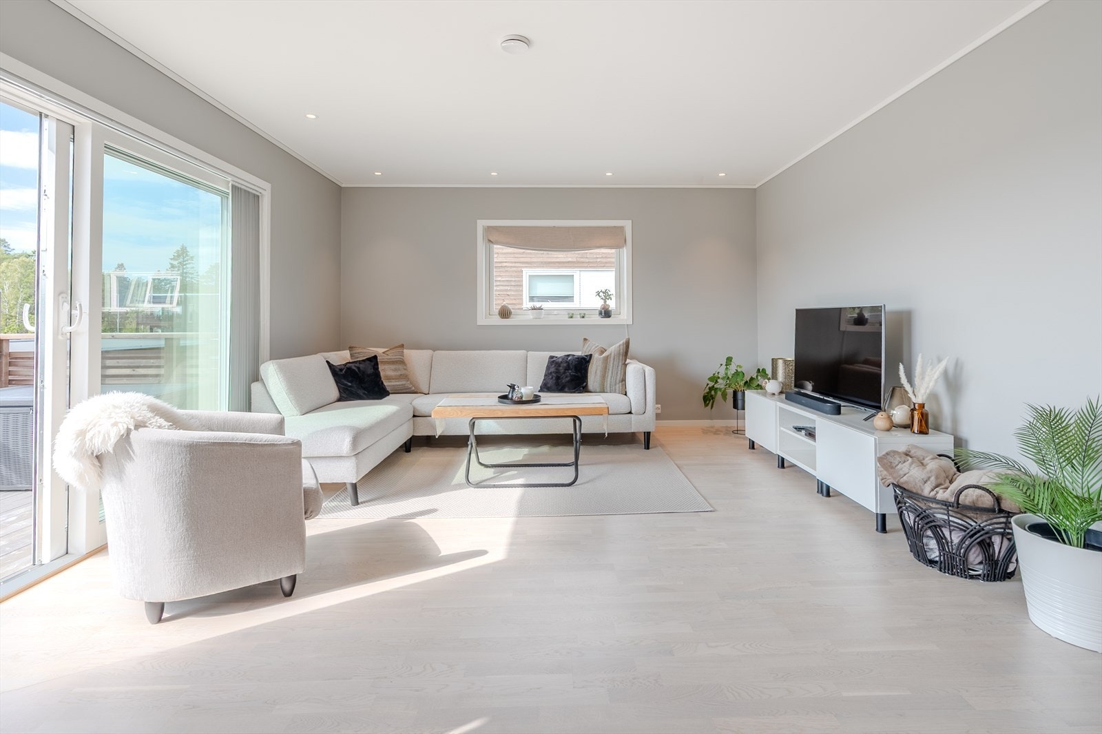 Lys og luftig stue med god plass til sittegruppe. Direkte utgang til solrik veranda Galleribilde