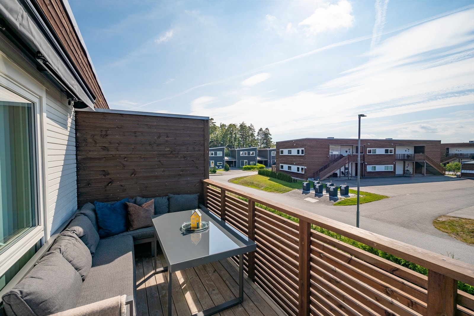 God plass til utemøblement og praktisk markise for solskjerming Galleribilde