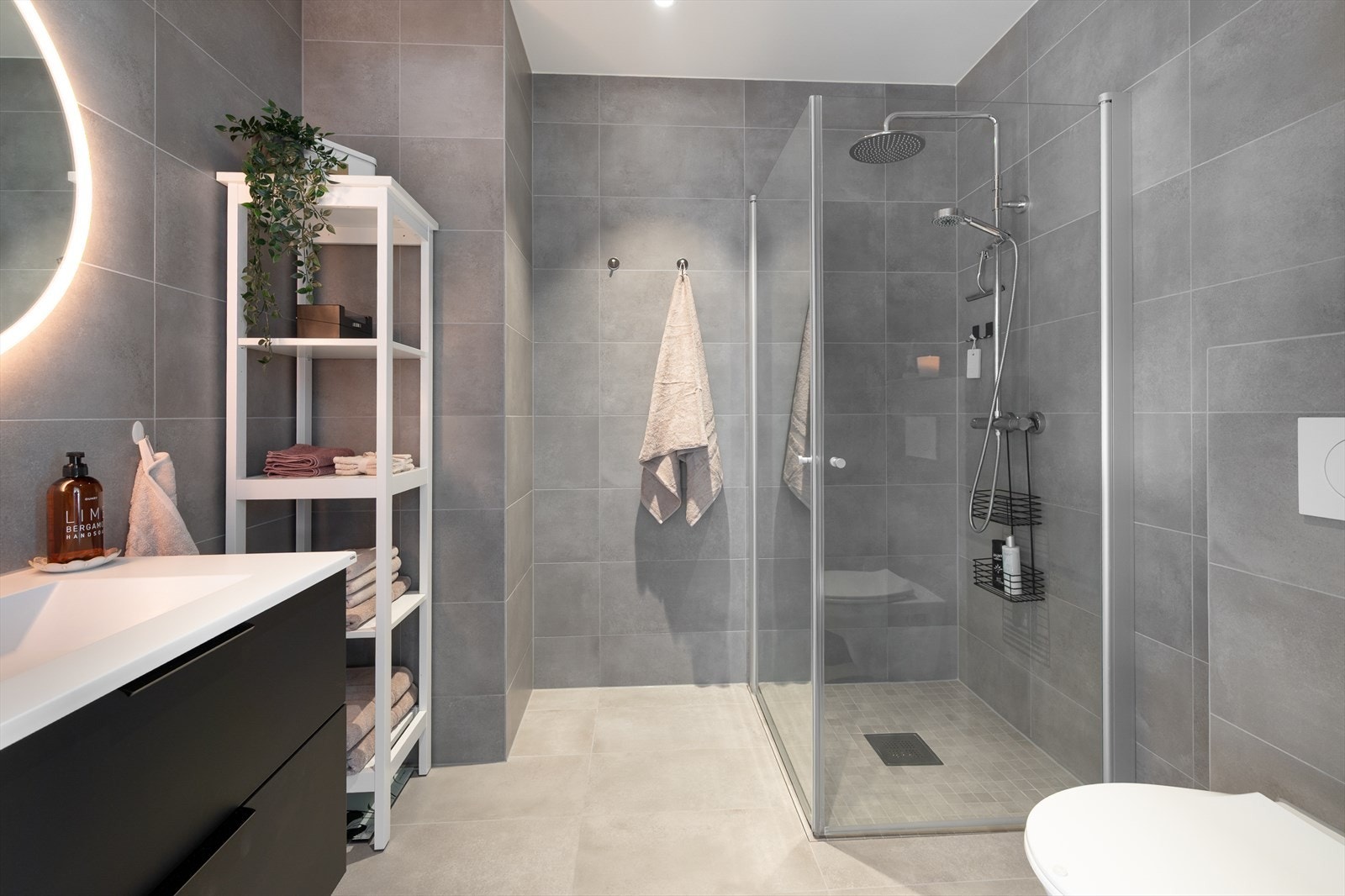 Lekkert og luftig flislagt bad med moderne løsninger Galleribilde