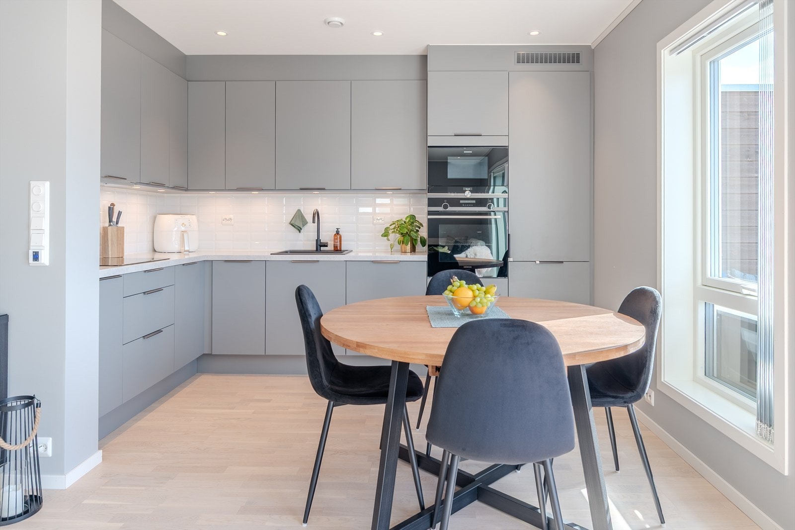 God plass til spisebord ved kjøkkenet Galleribilde