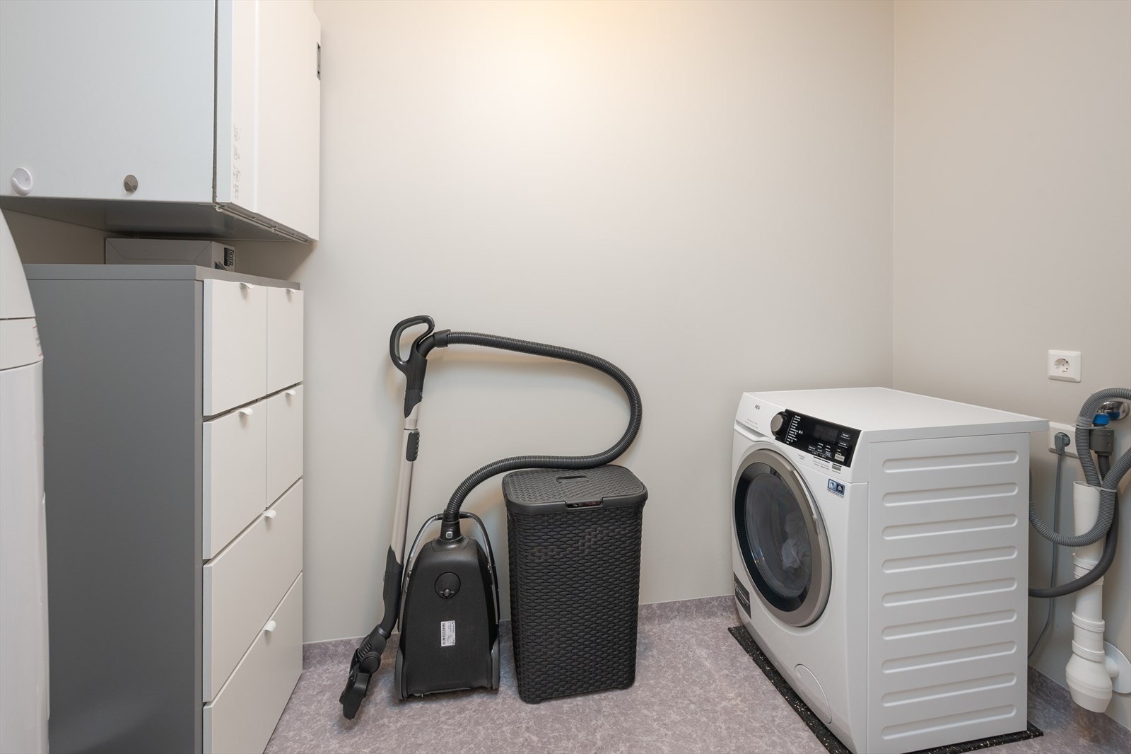 Praktisk kombinert vaskerom og teknisk bod. Opplegg til vaskemaskin og tørketrommel. Galleribilde