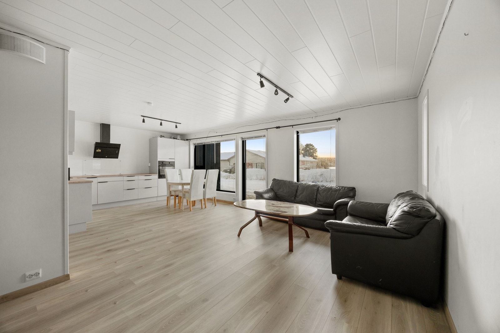 Stue, spisestue og kjøkken måler 31,5 kvm. Galleribilde