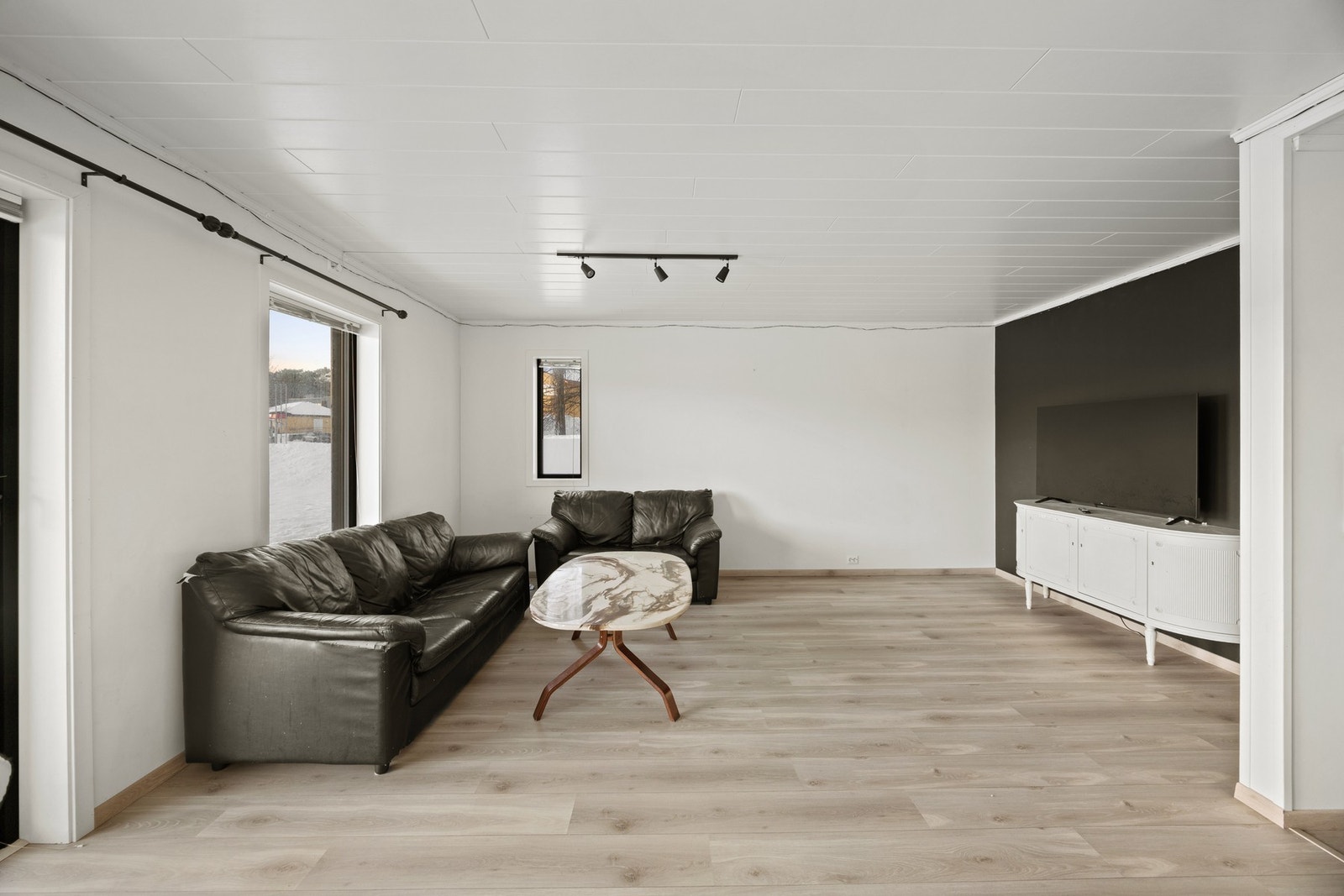 Det er god plass til sofagruppe og mediemøbel Galleribilde