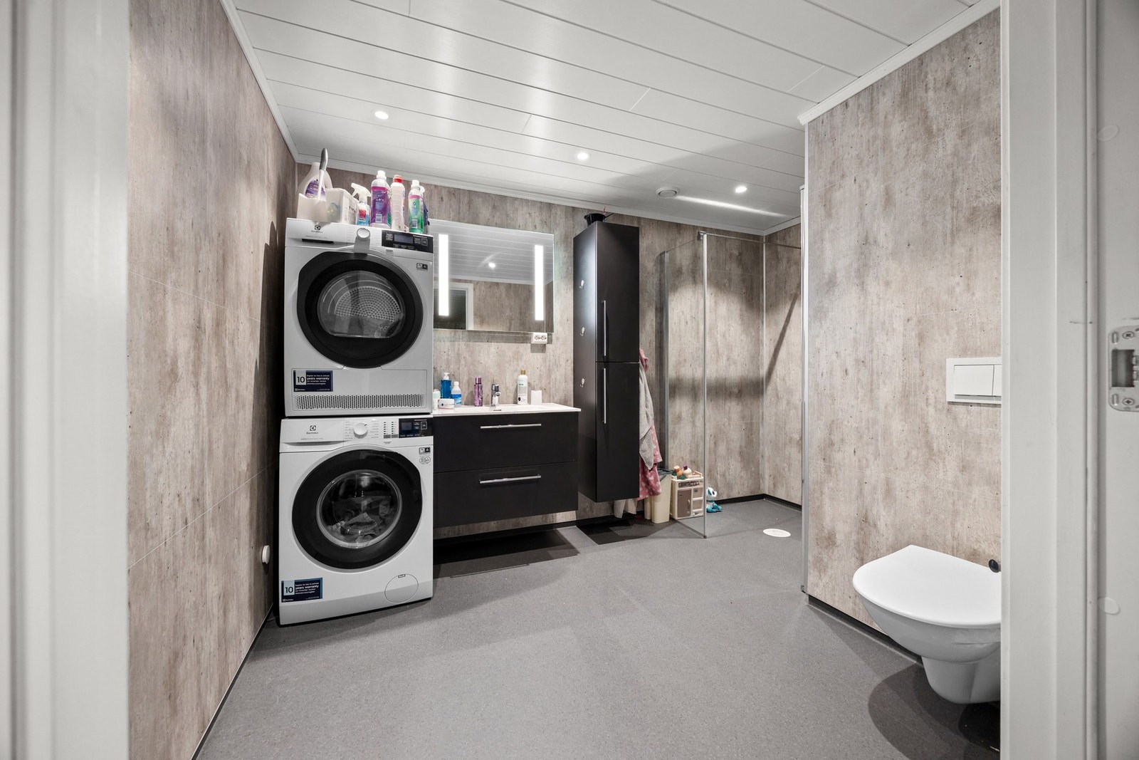 Bad - 6,5 kvm. Utstyrt med servantskap, høgskap, vegghengt toalett, dusjsone og opplegg for vaskemaskin Galleribilde