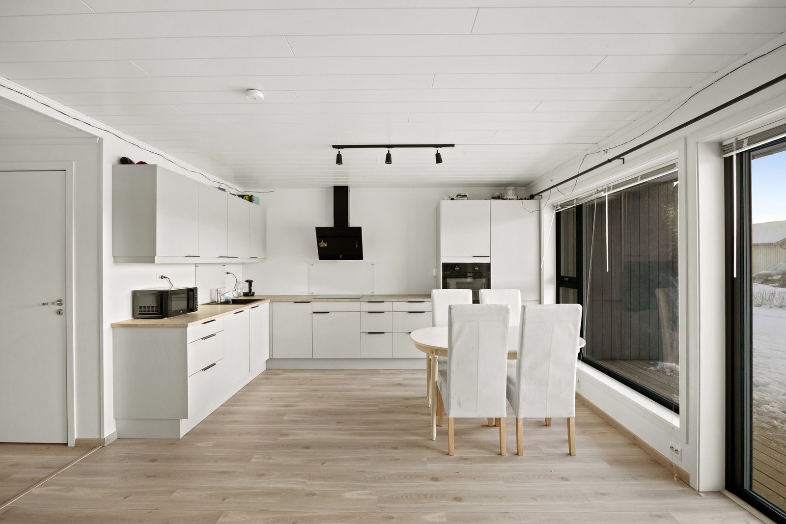 Lekker og moderne kjøkkeninnredning med integrerte hvitevarer! Galleribilde