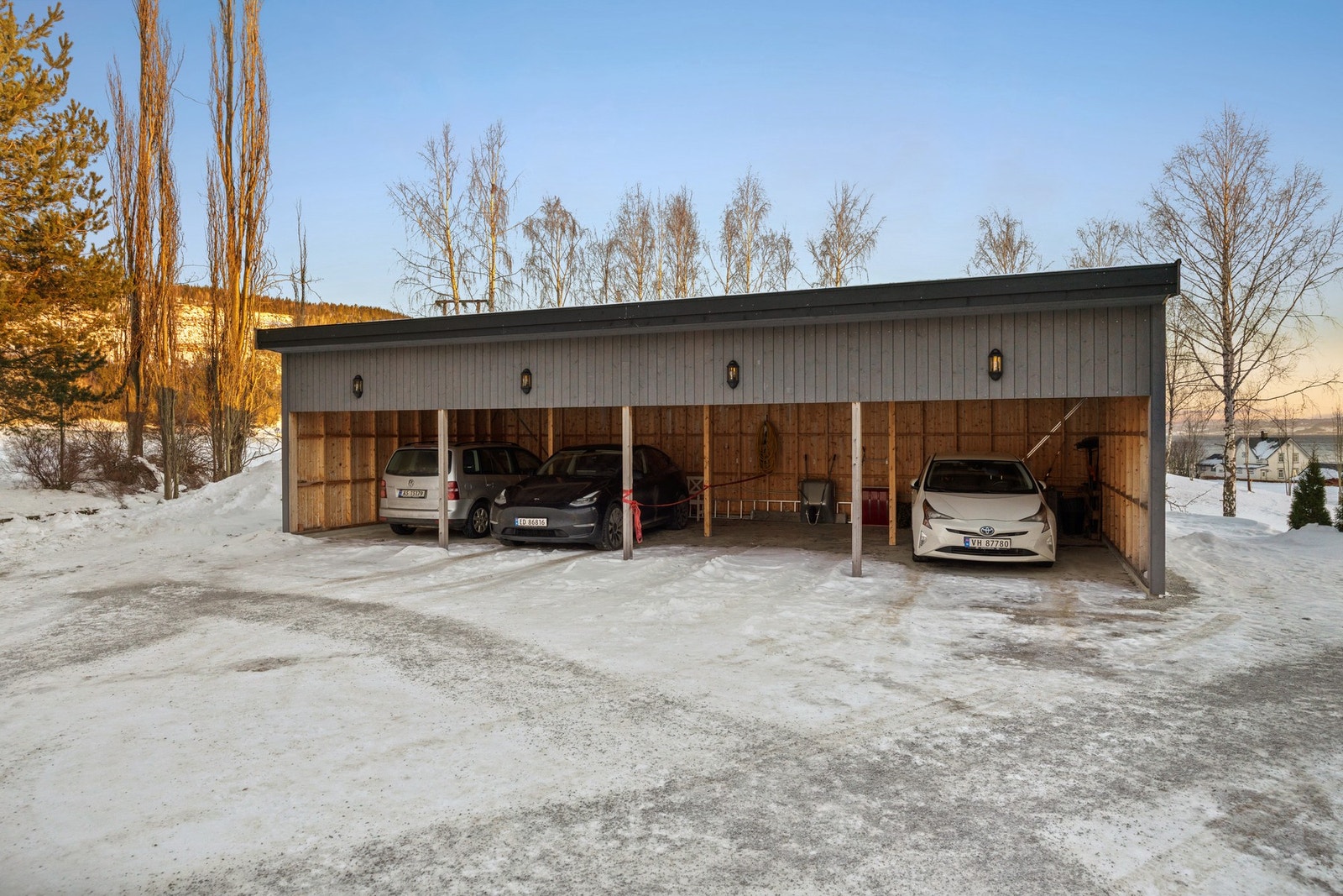 Parkering i carport. Galleribilde