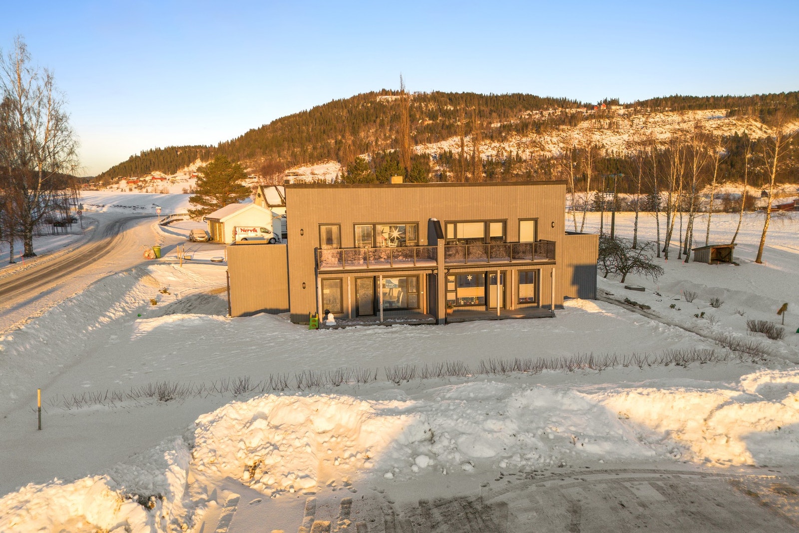 Fellesområdet er plenlagt med hekk i front Galleribilde