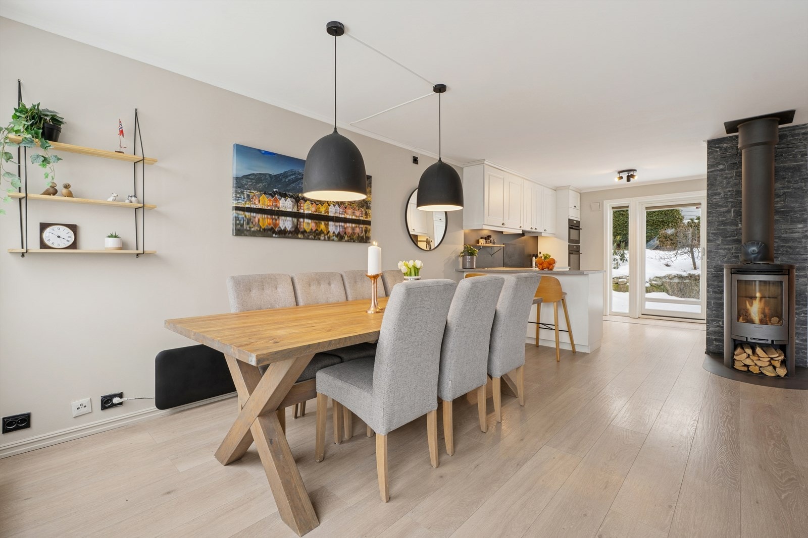 Laminat i stue/kjøkken fra 2021. Overflater på vegger i boligen er nylig malt. Galleribilde