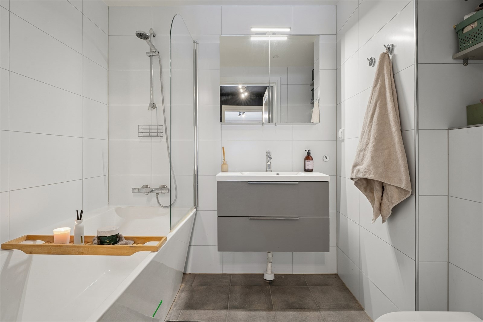 Badet i underetasjen er fra 2017 og har våtromsplater på veggene, malte flater i taket og fliser med gulvvarme. (Ikke bruksendret). Galleribilde