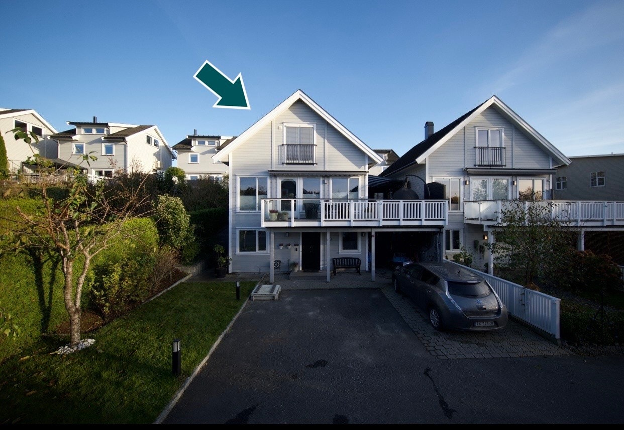 Velkommen til Tajbråtveien 23 - en oppgradert enebolig i kjede over tre plan og attraktiv beliggenhet i blindvei! Galleribilde