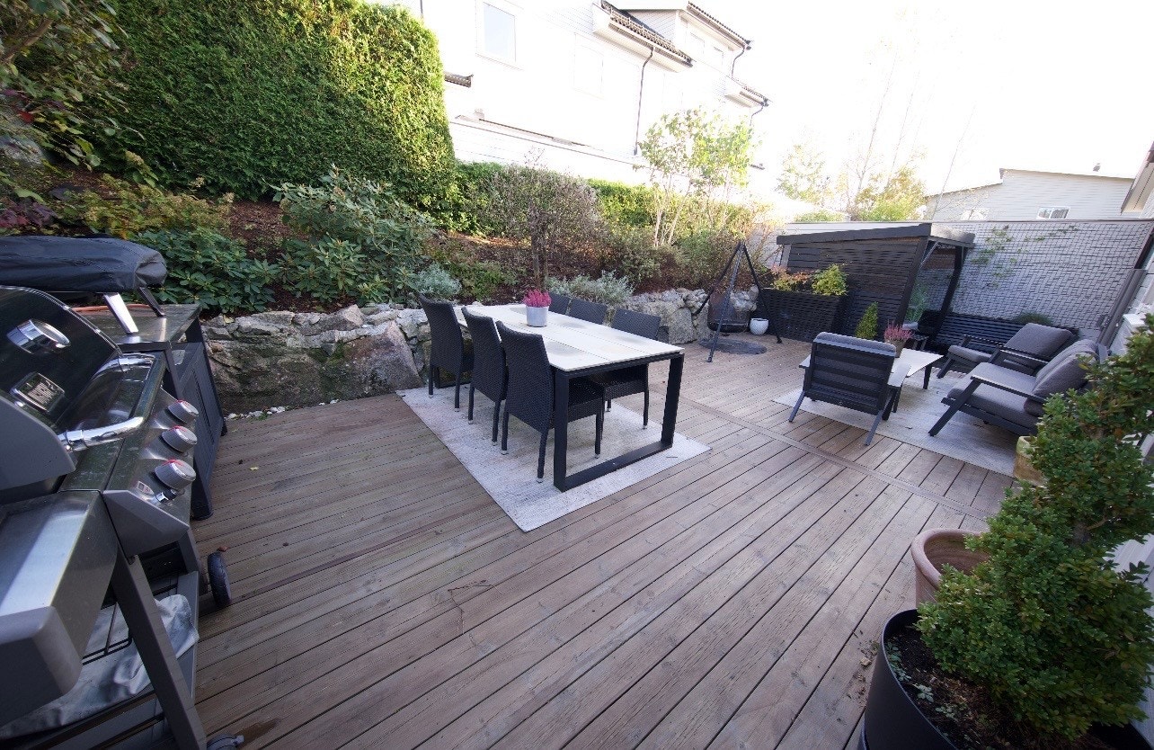 Nye terrassebord Møre Royal fra 2021 på terrasse med utgang fra stue (Selgers bilde). Galleribilde