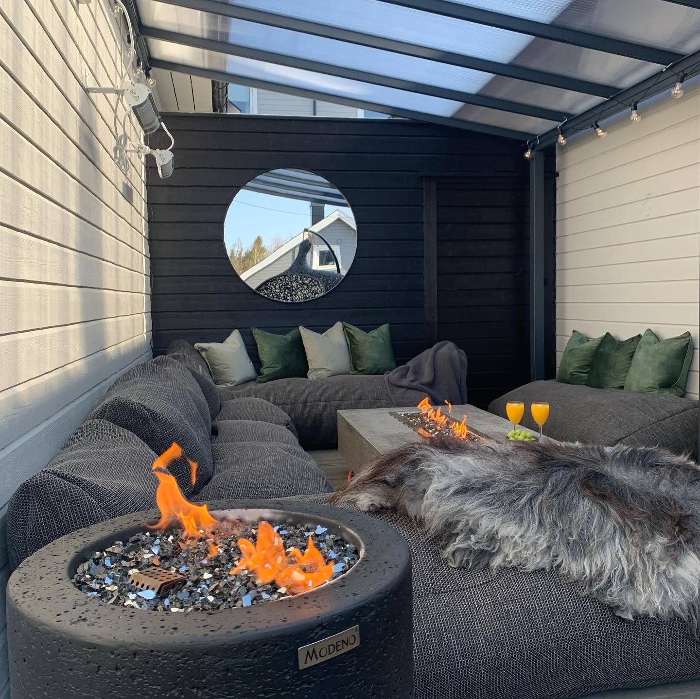 Uteplassen består av en vestvendt terrasse med pergola og boblebad, samt en østvendt terrasse. (Selgers bilde). Galleribilde