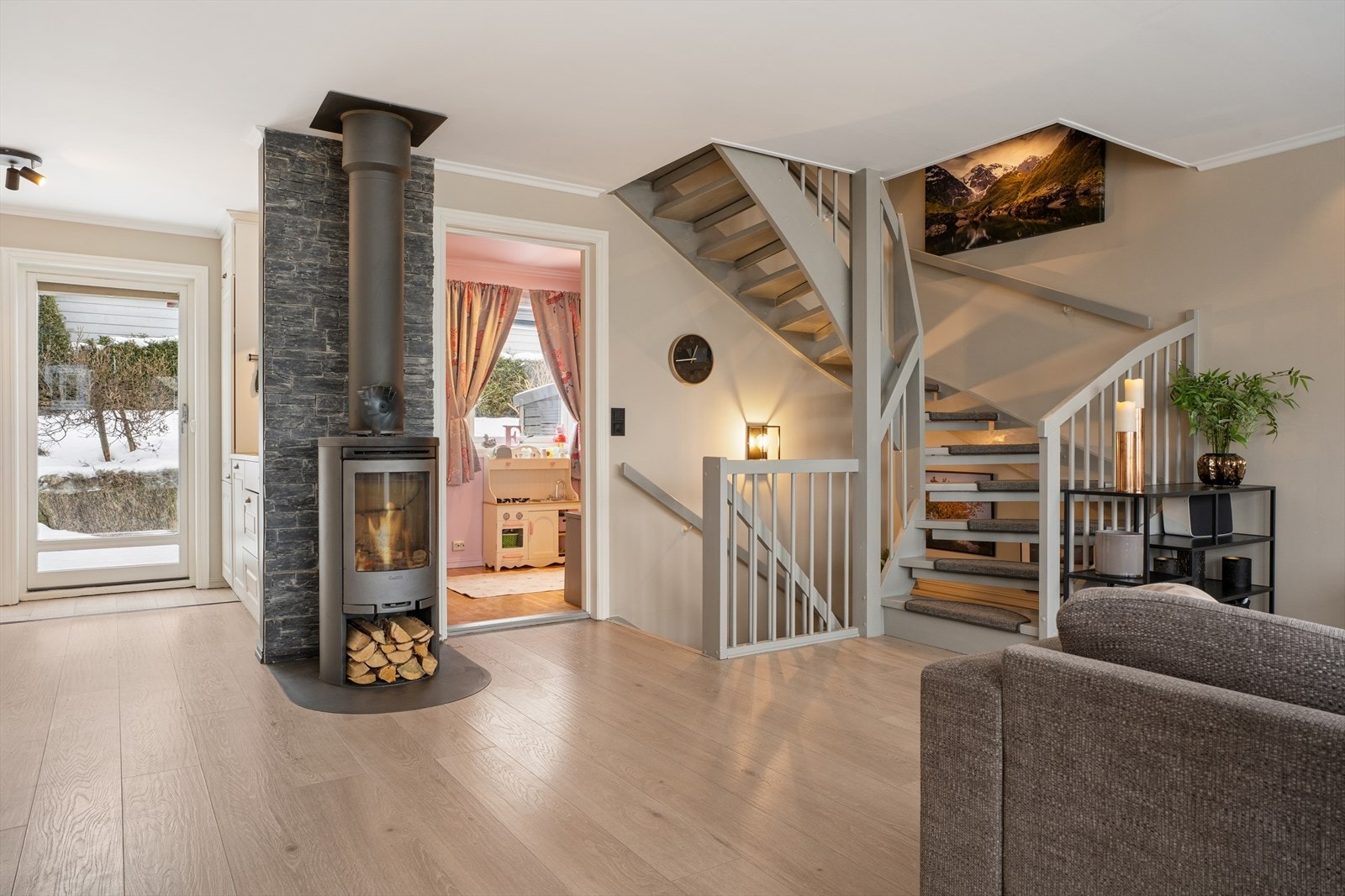 Stuen beliggende i 1. etasje innbyr til både avslappende stunder og sosiale sammenkomster med plass til både spisegruppe og sofa med tilhørende møblement. Galleribilde