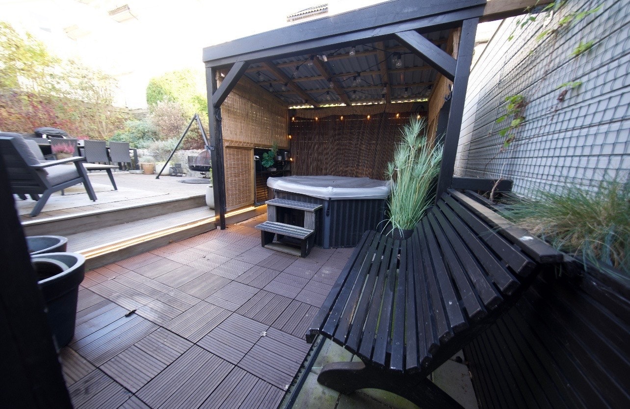 Pergola og boblebad. (Selgers bilde). Galleribilde