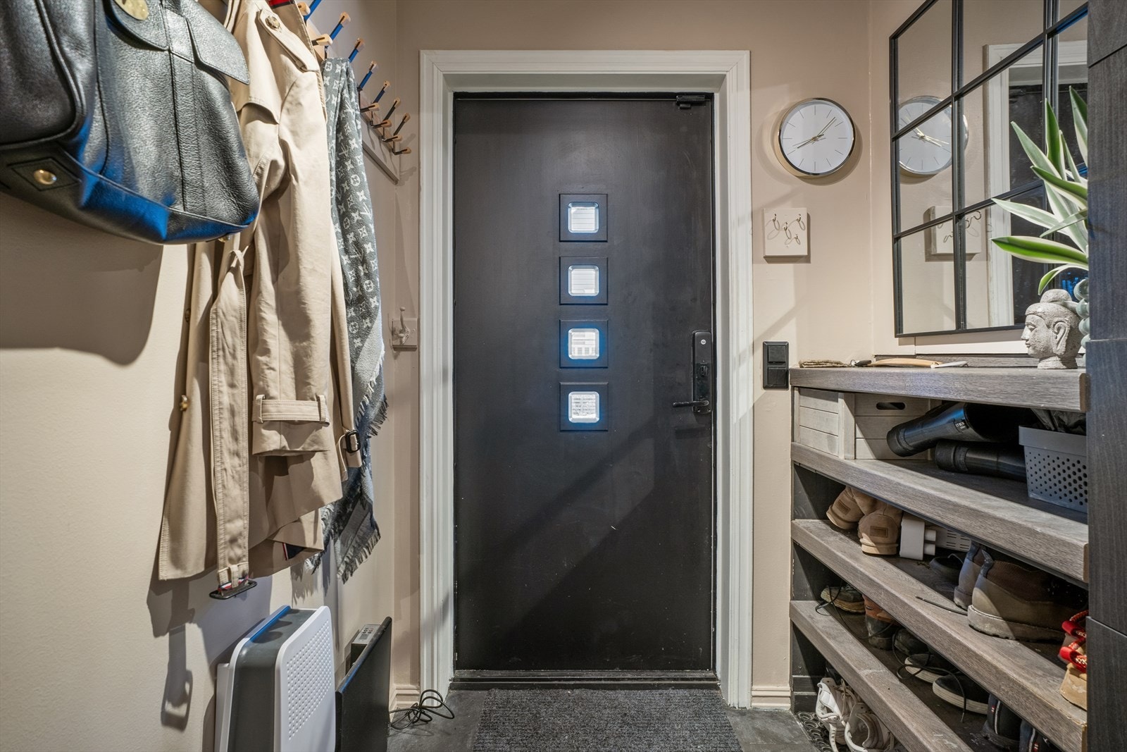 Innbydende entré beliggende i boligens U. etasje med god plass til oppbevaring av yttertøy og sko. Galleribilde