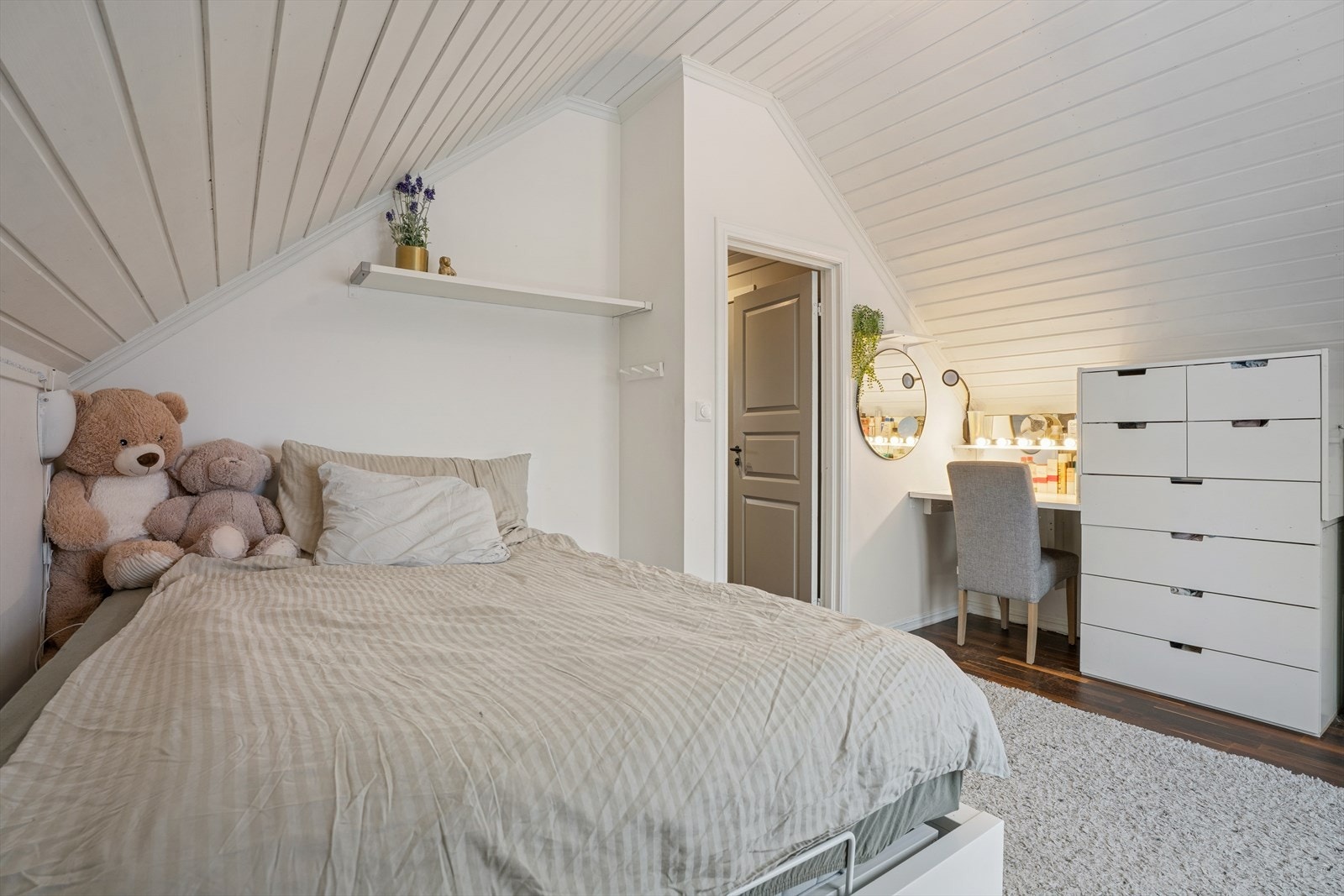 Rommene i loftsetasjen er ikke bruksendret, og kjøper må være oppmerksom på at omgjøring fra tilleggsdel (uinnredet loft) til hoveddel (soverom) krever godkjenning fra kommunen. Galleribilde