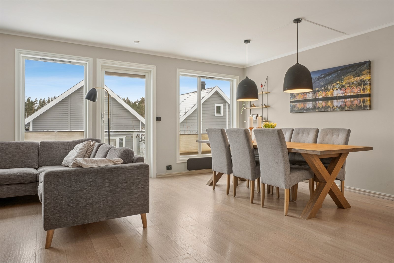 Fra oppholdsrommet er det også direkte utgang til herlig uteområde med terrasse på flere sider av boligen, i tillegg til eget område med pergola og boblebad - perfekt for varme sommerdager og sosiale sammenkomster. Galleribilde