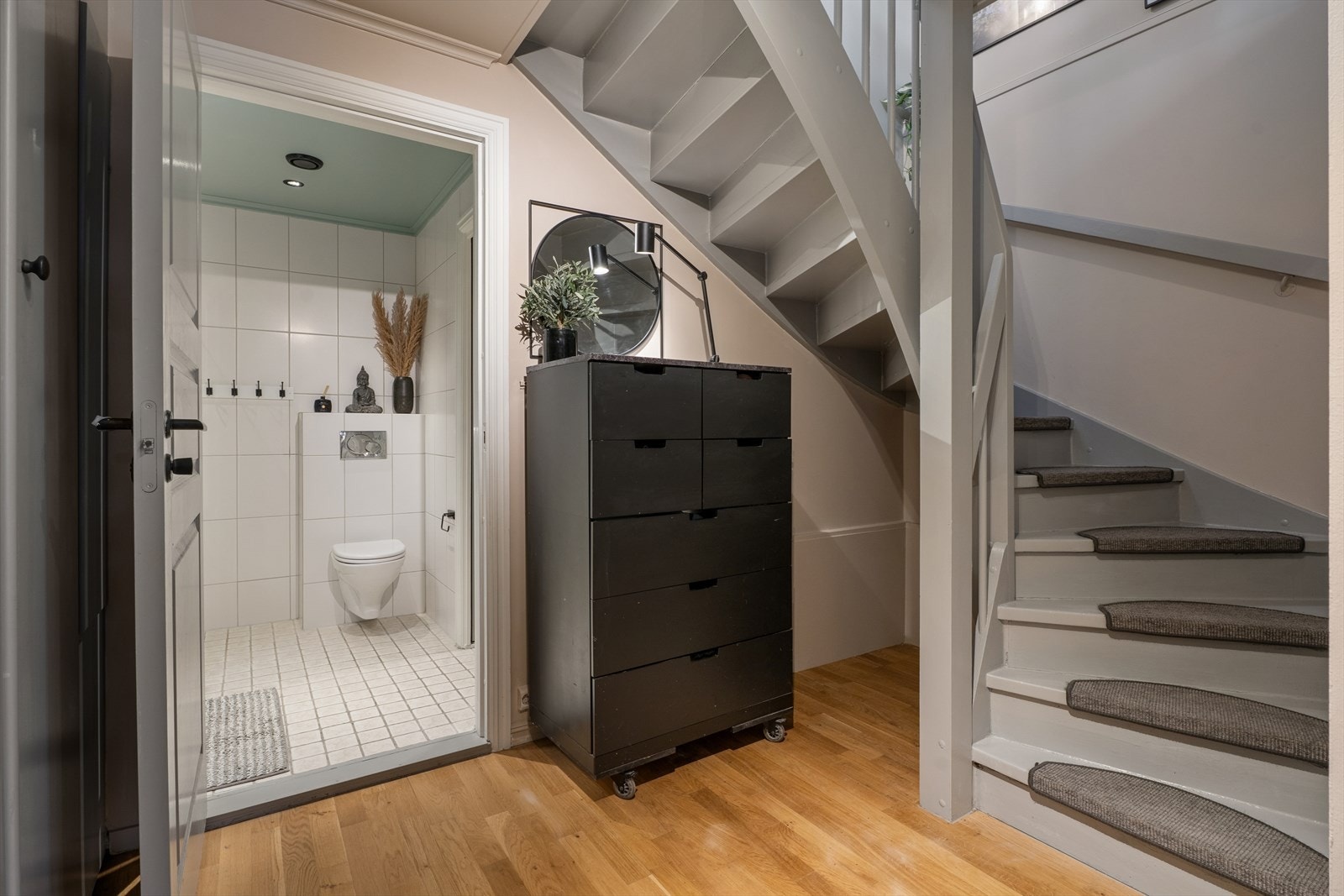 Det kombinerte bad og vaskerommet er fra 2007. Rommet har tilgang fra gang i U. etasje og har fliser på veggene, malte flater i taket og fliser med gulvvarme. Galleribilde