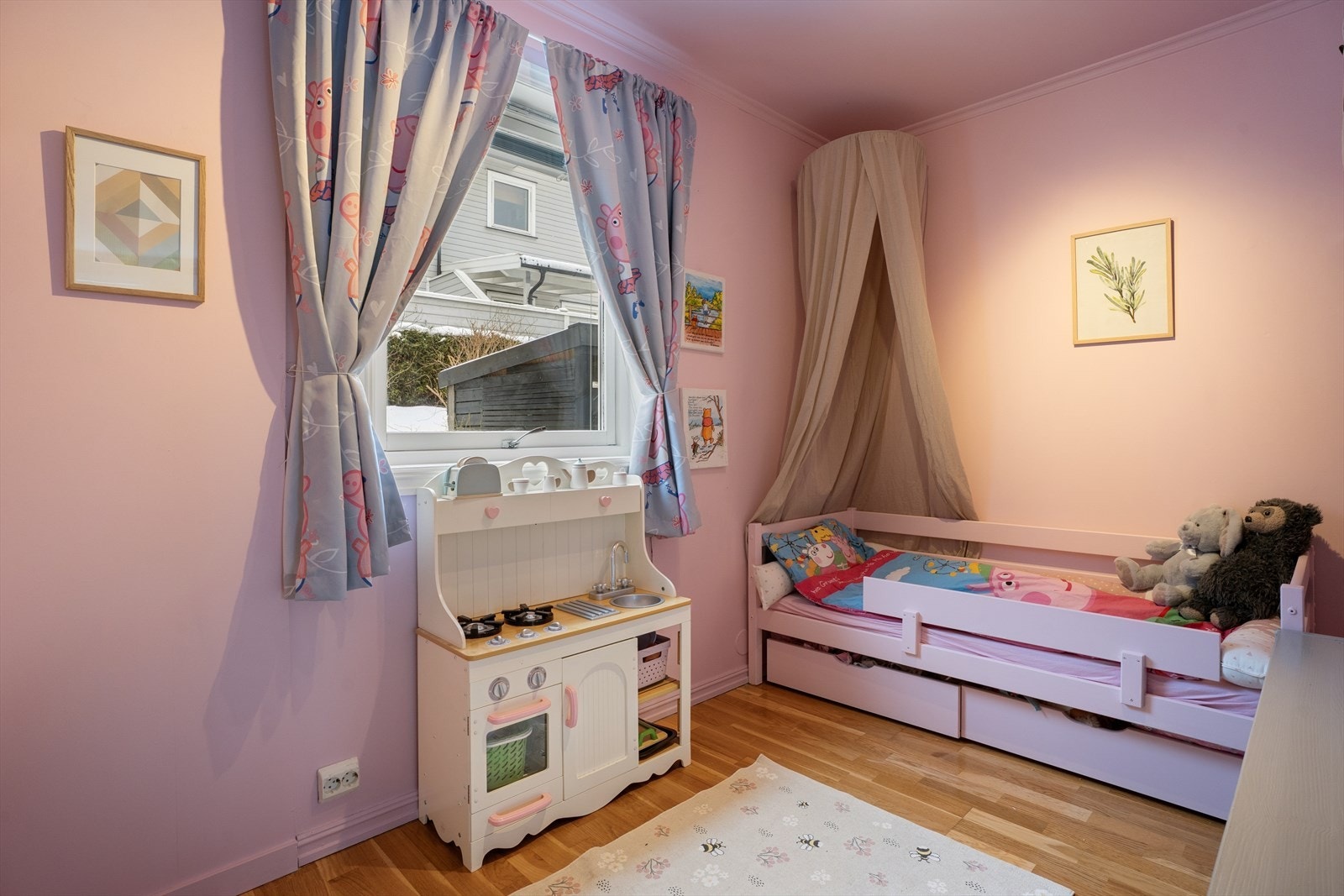 Boligen tilbyr tre delikate soverom, fordelt på 1. etasje og boligens U. etasje. Galleribilde