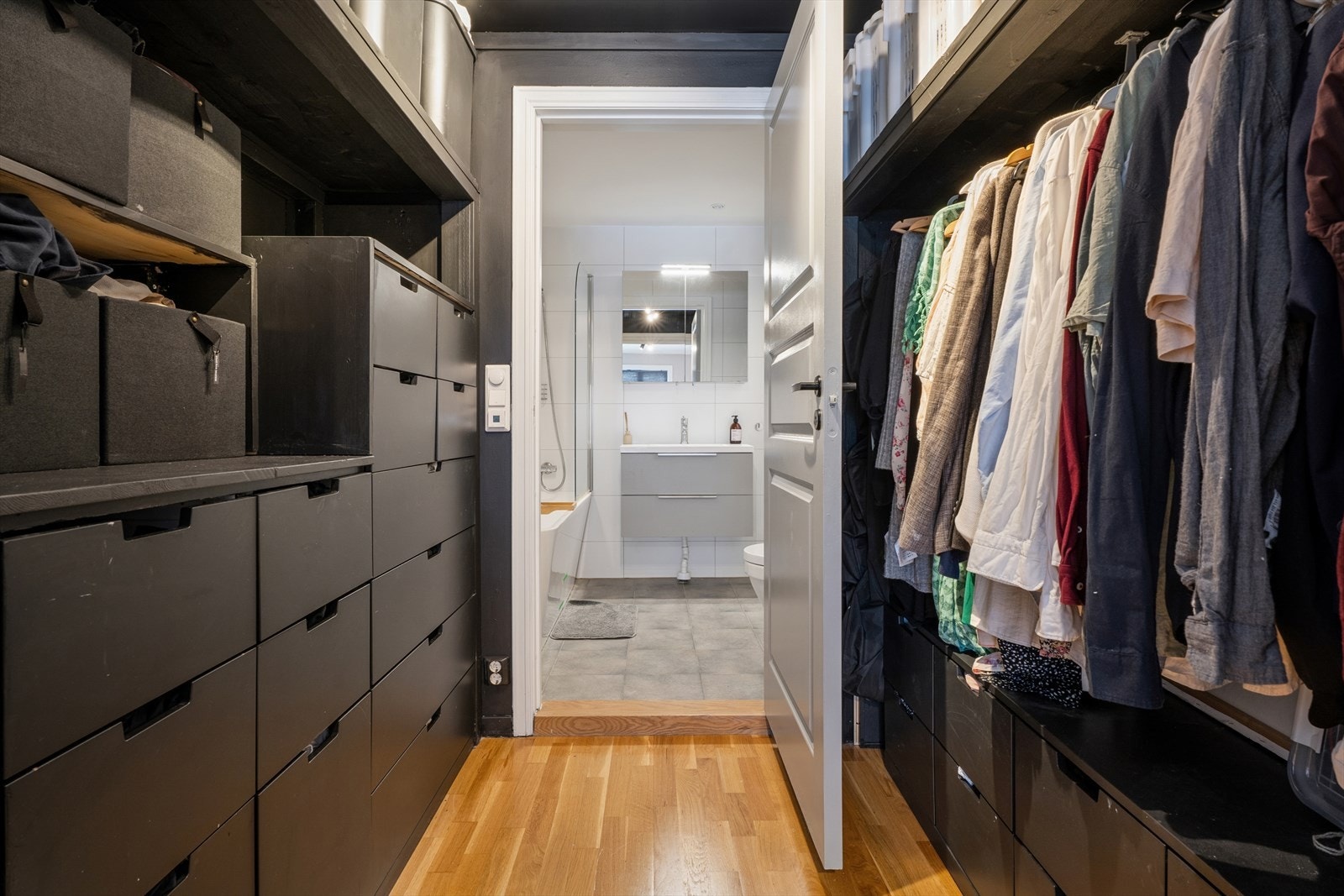 Romslig garderobe med skyvedør fra soverom og videre adkomst til bad (opprinnelig bod). Galleribilde