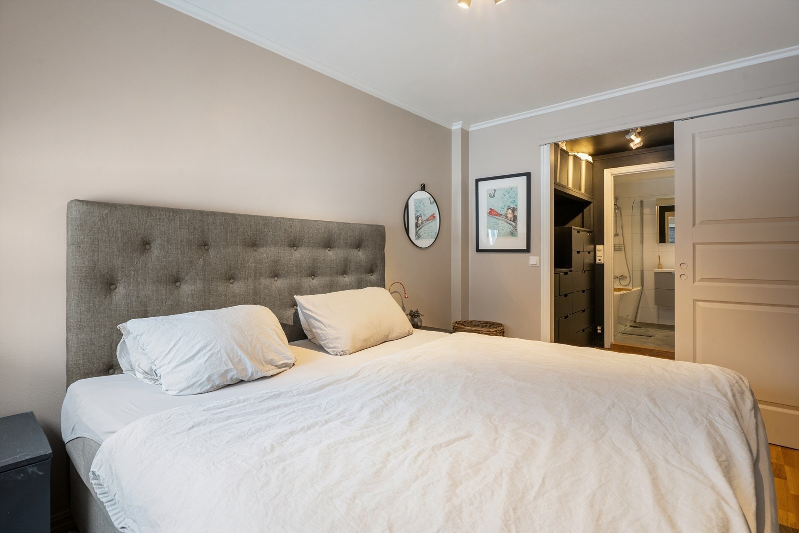 Ett av soverommene er ekstra praktisk utstyrt med en romslig garderobe med skyvedør, noe som gir både oversikt og rikelig oppbevaringsplass. Galleribilde