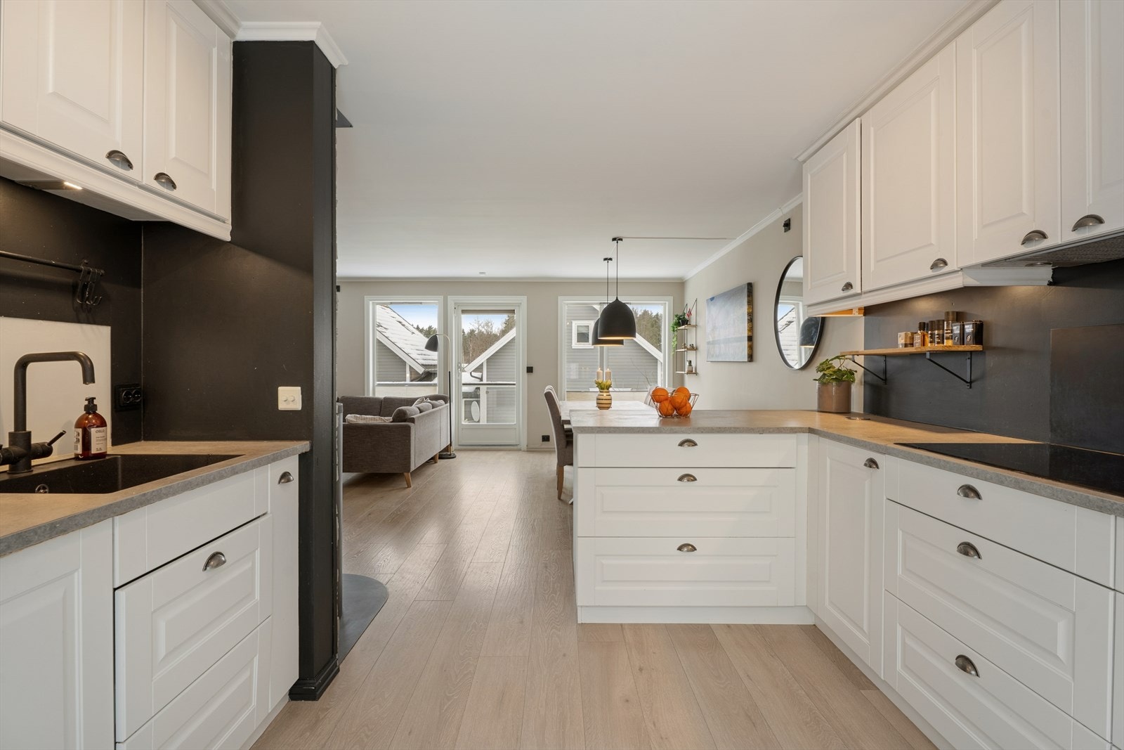 Rommet er utstyrt med utslagsvask med blandebatteri, lys under overskapene og en kjøkkenventilator med utlufting på yttertak. Galleribilde