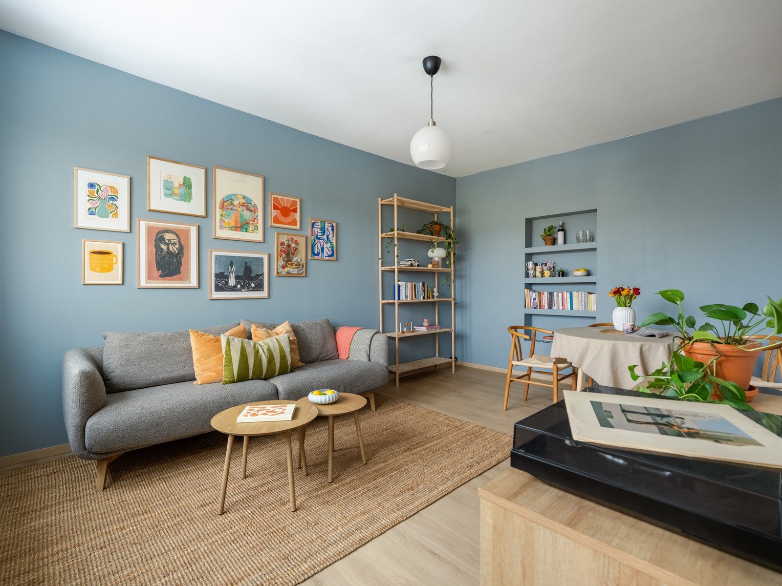 Stuen er både innbydende og trivelig. Her er det rikelig med plass til både større sofagruppe og spiseplass. Galleribilde