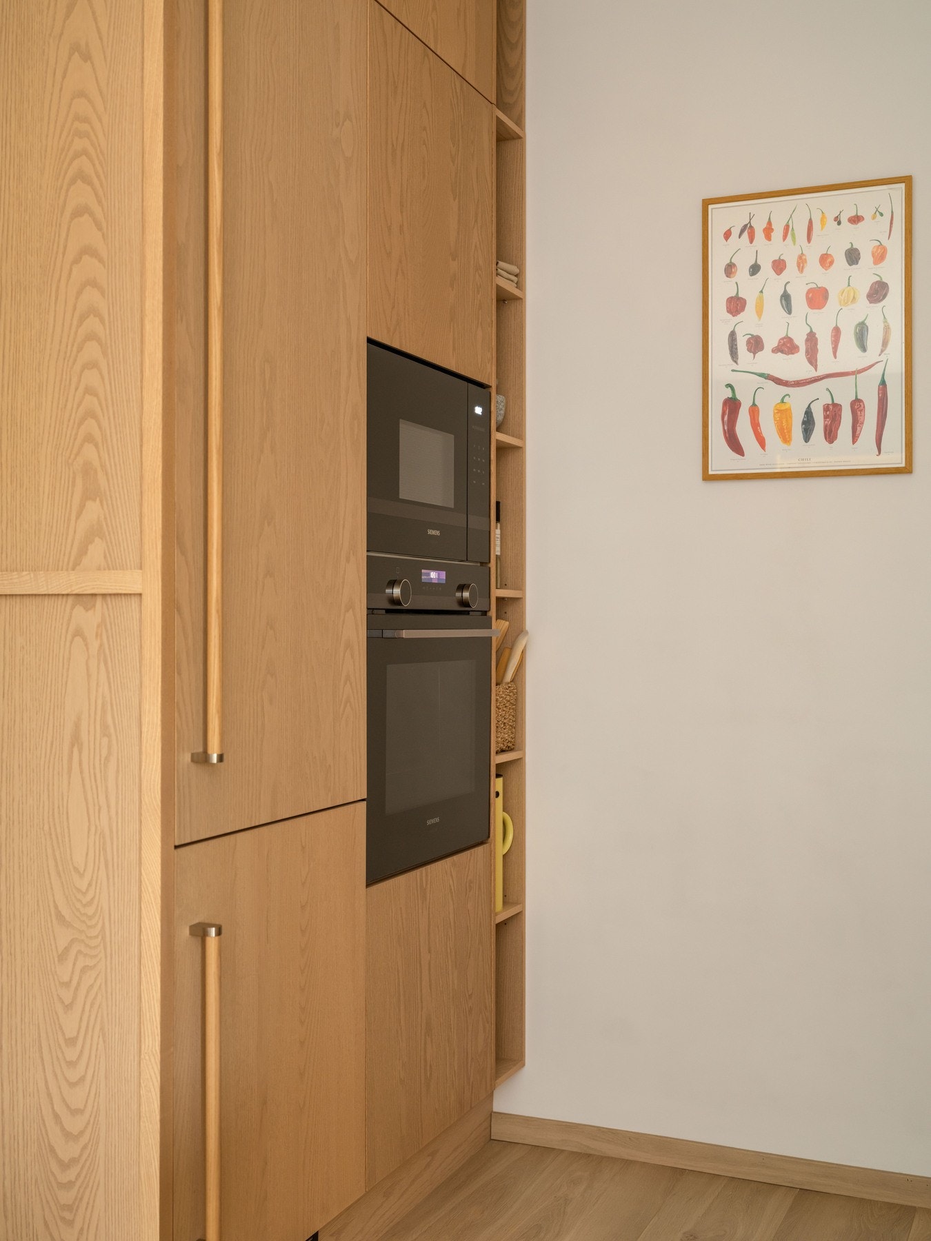 Innredningen var ny i 2024, levert av Svane Kjøkkenet. Her har dagens eier også håndplukket hvitevarer fra Siemens. Galleribilde