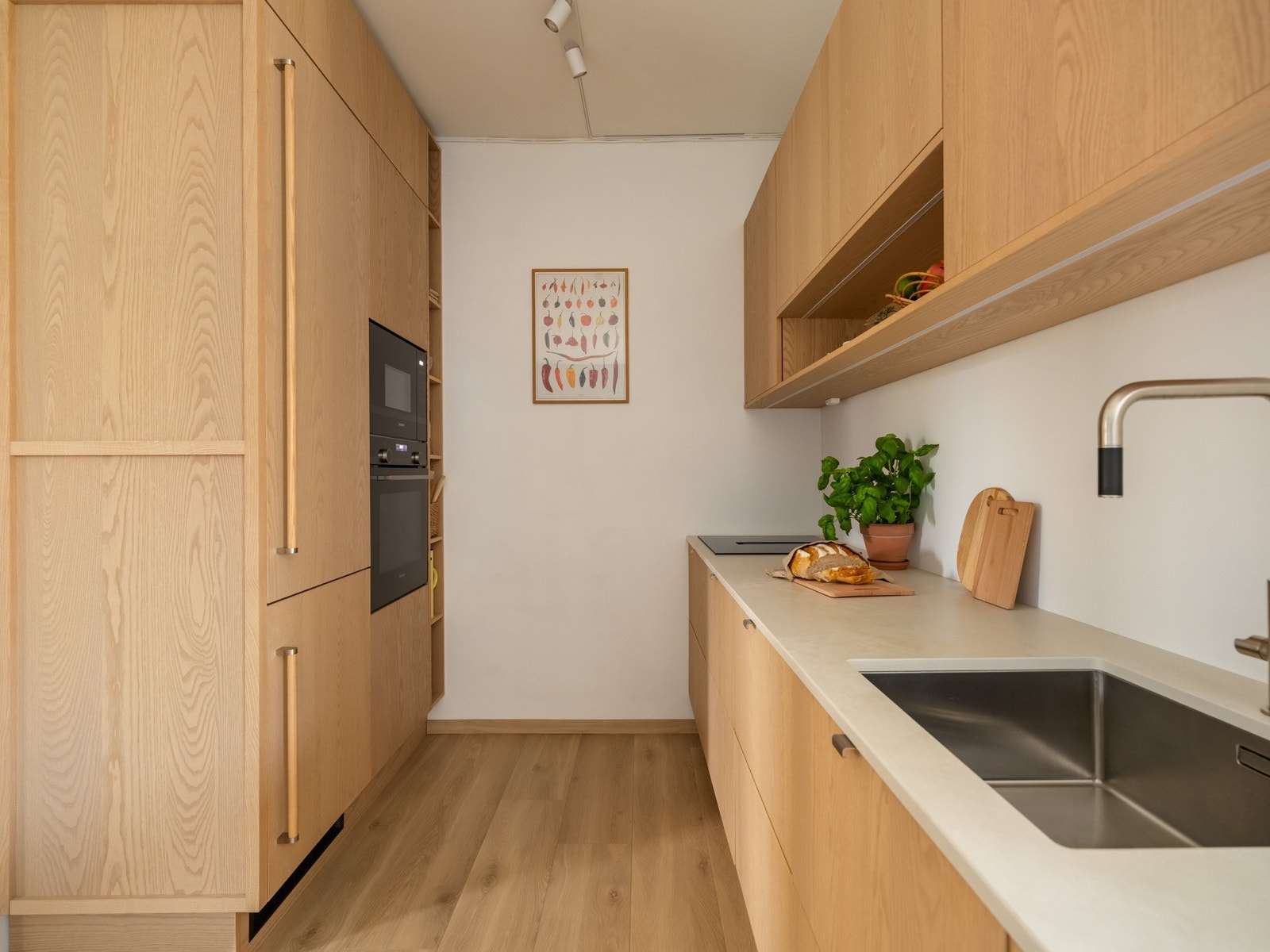 Det ville vært unaturlig å beskrive stuen uten å nevne kjøkkenet, for disse rommene henger fint sammen i en delvis åpen løsning. Galleribilde